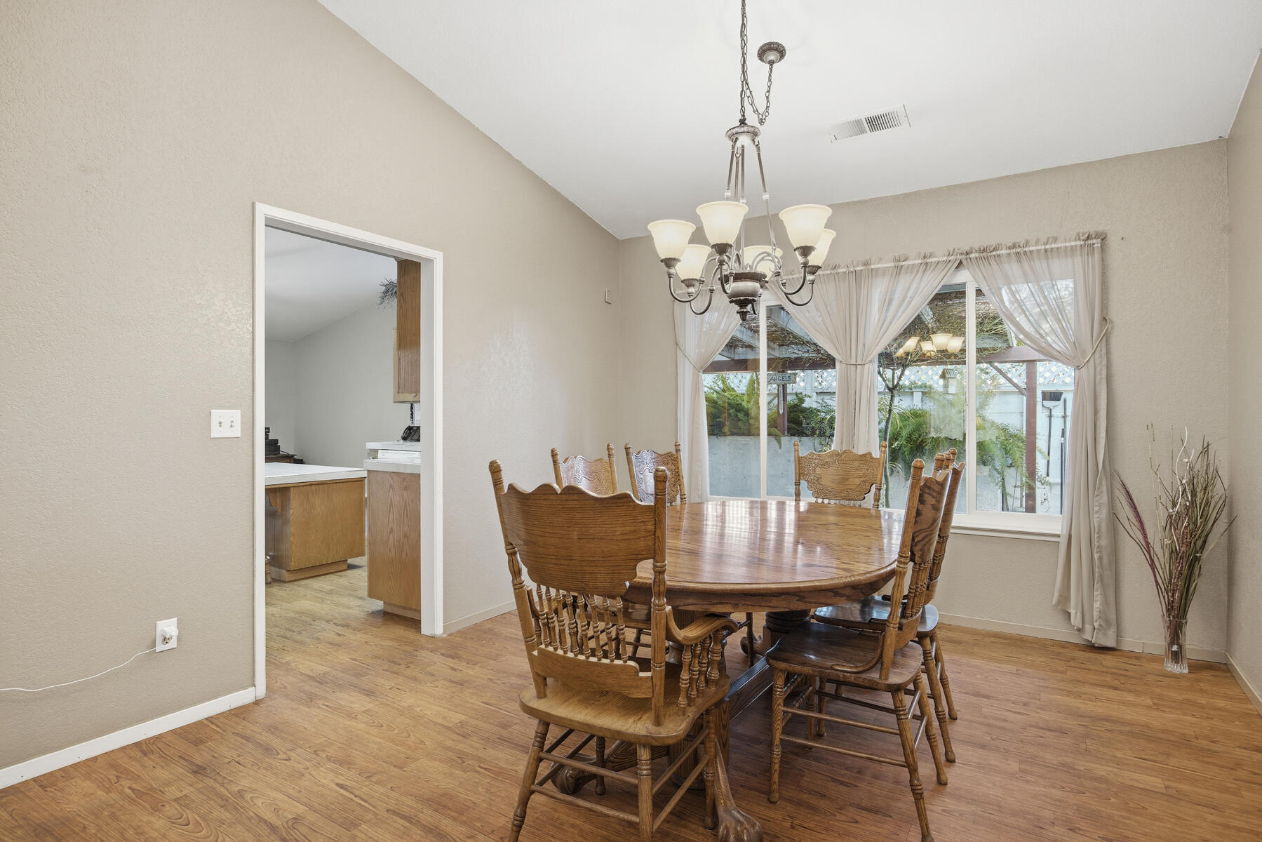 1515 E Castlecrest Ave, Visalia, CA 93292