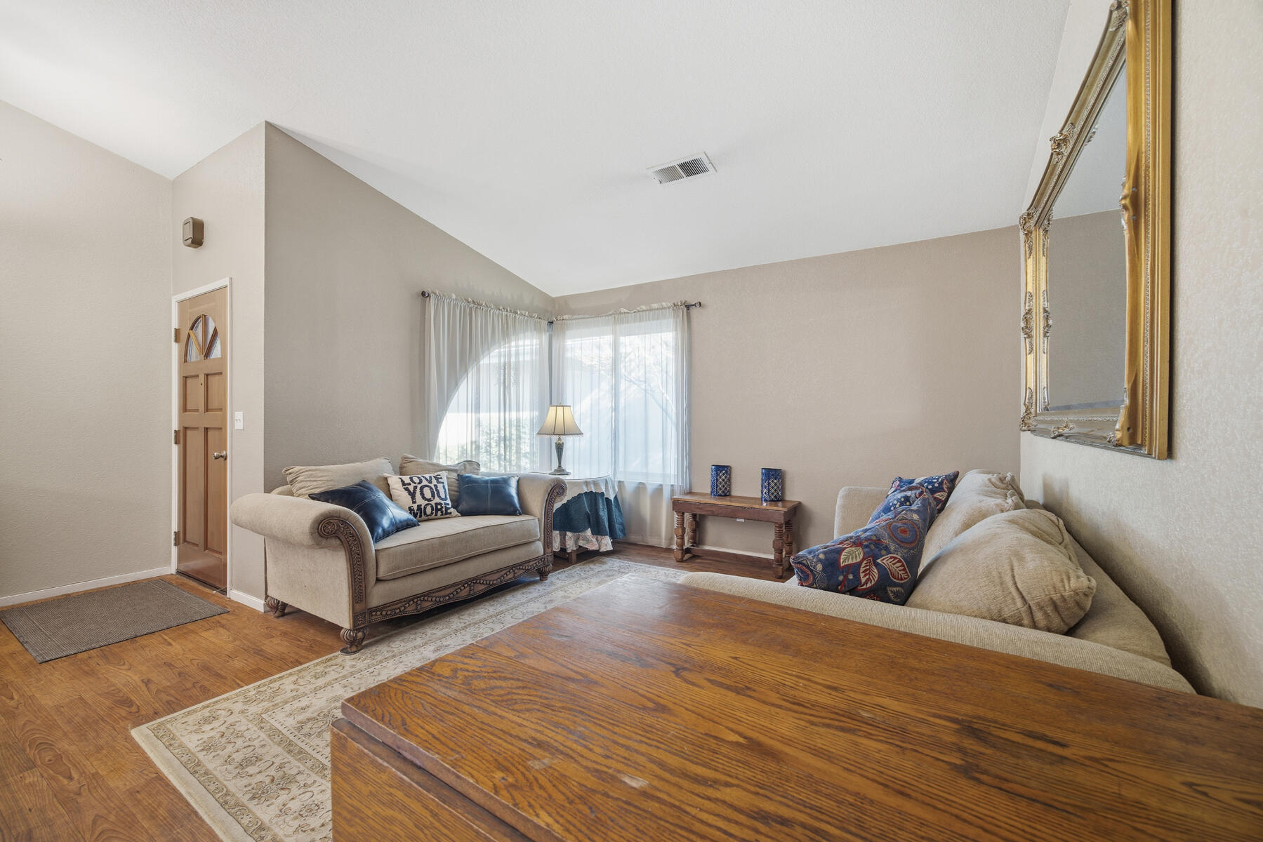 1515 E Castlecrest Ave, Visalia, CA 93292