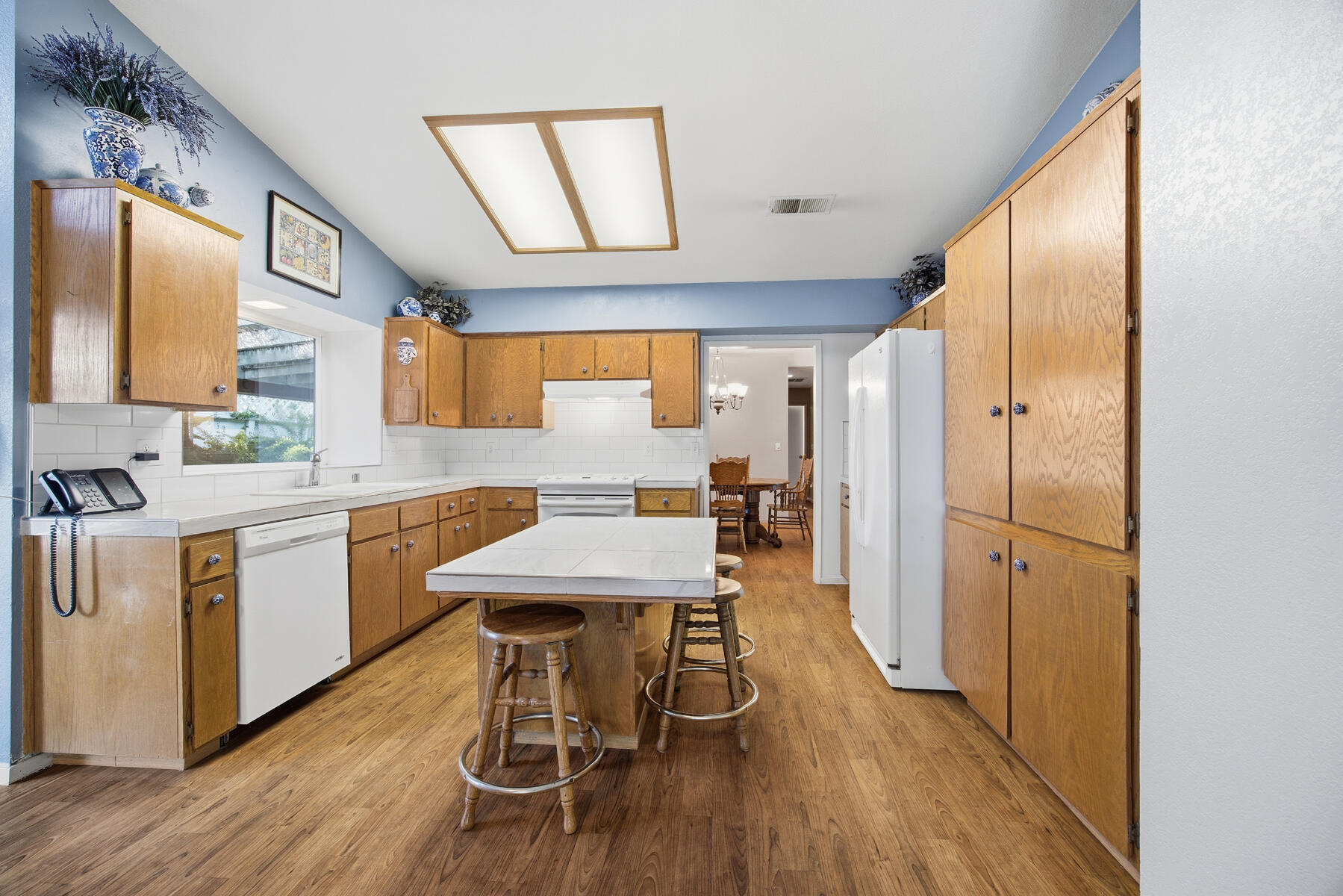 1515 E Castlecrest Ave, Visalia, CA 93292