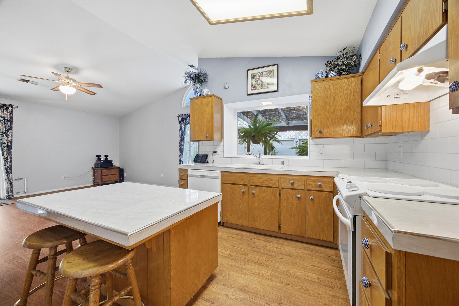 1515 E Castlecrest Ave, Visalia, CA 93292