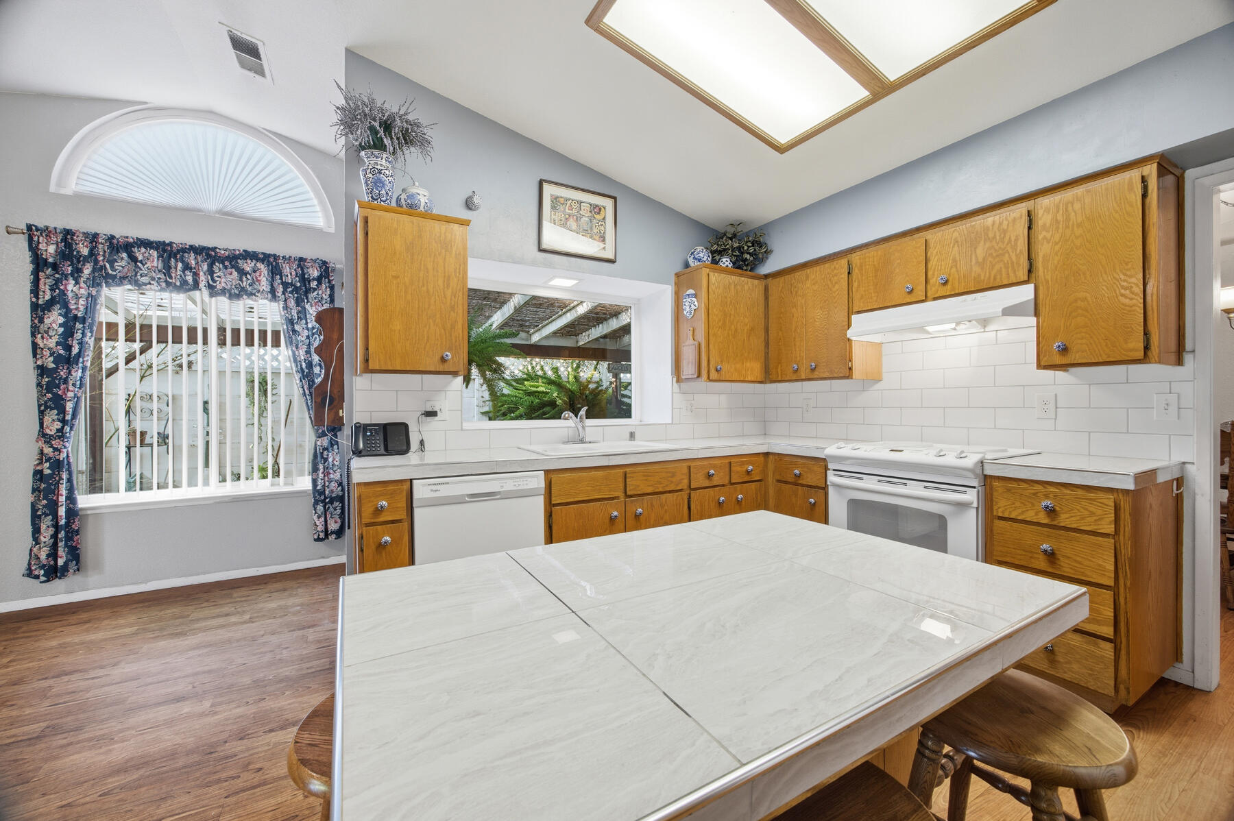 1515 E Castlecrest Ave, Visalia, CA 93292