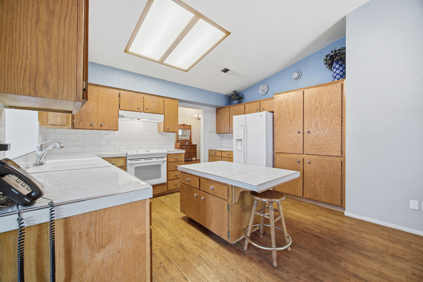 1515 E Castlecrest Ave, Visalia, CA 93292