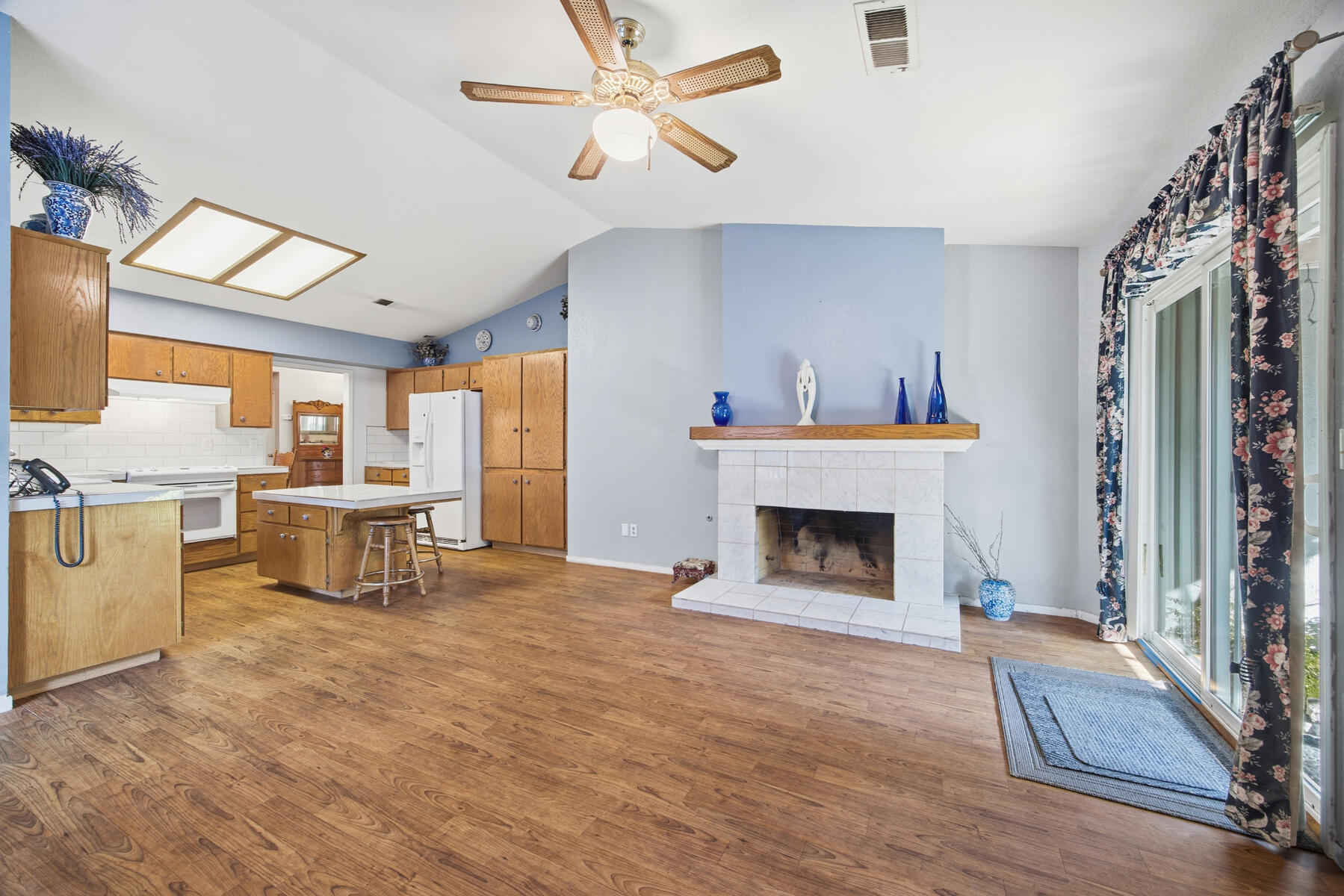 1515 E Castlecrest Ave, Visalia, CA 93292