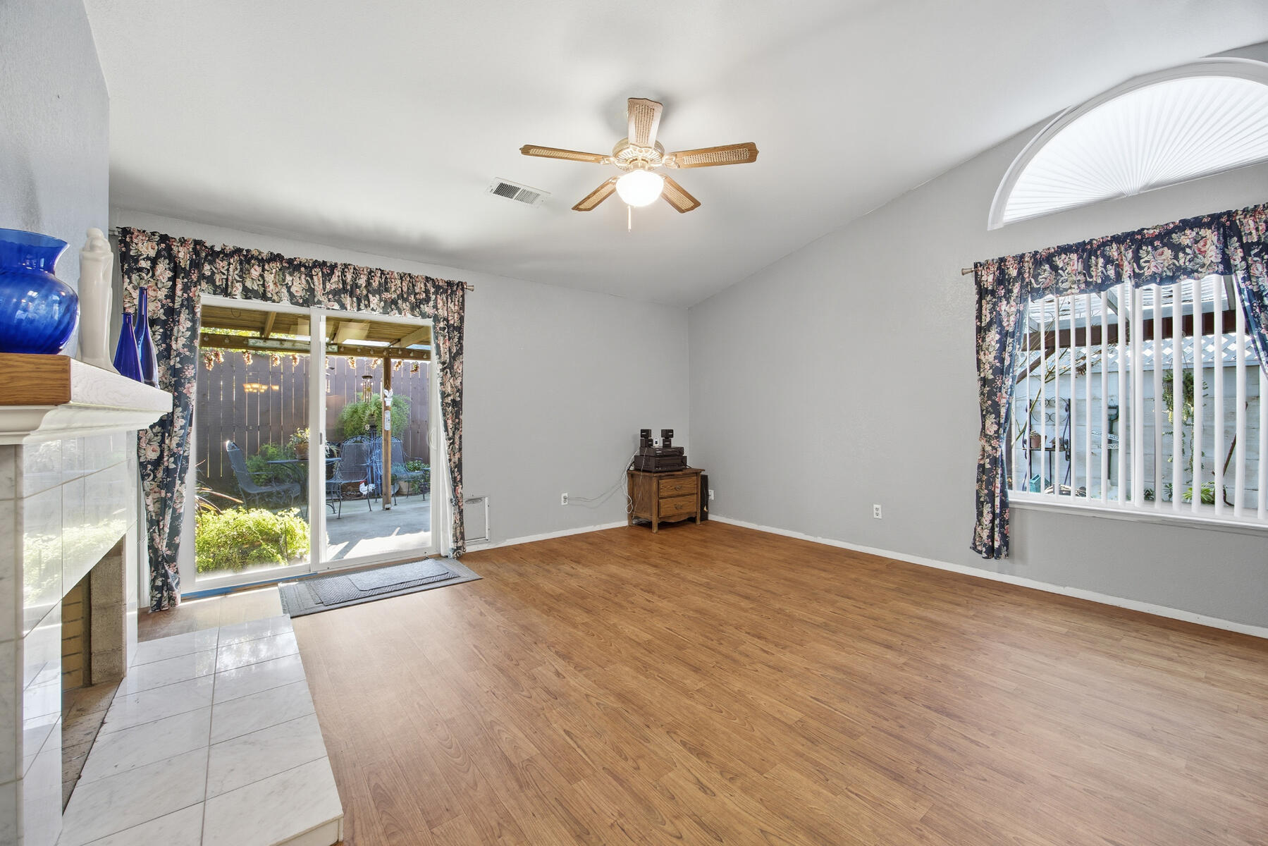 1515 E Castlecrest Ave, Visalia, CA 93292