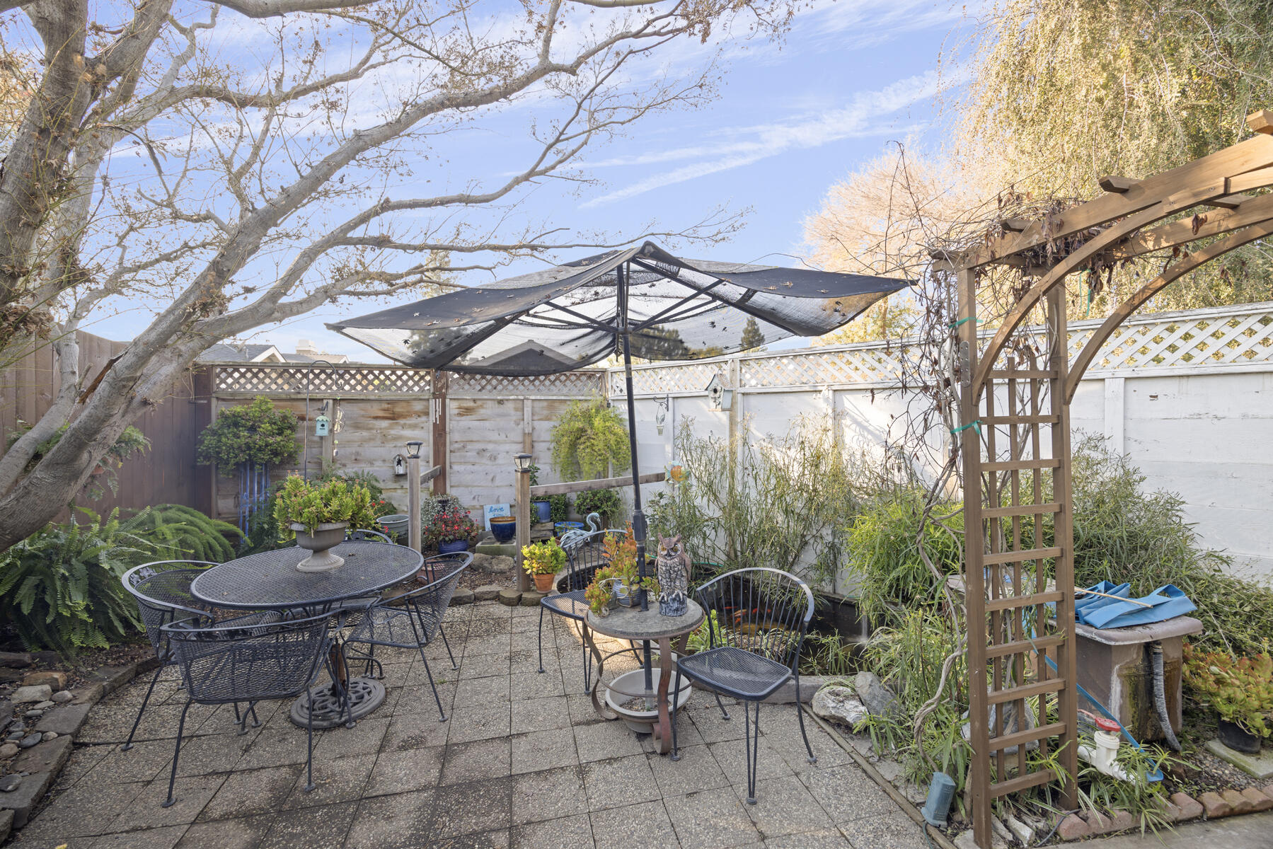 1515 E Castlecrest Ave, Visalia, CA 93292