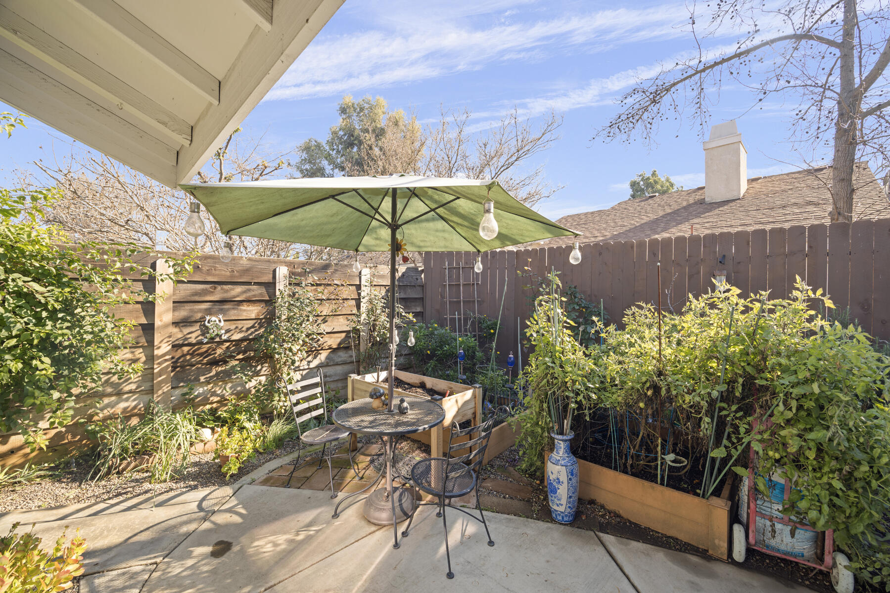 1515 E Castlecrest Ave, Visalia, CA 93292