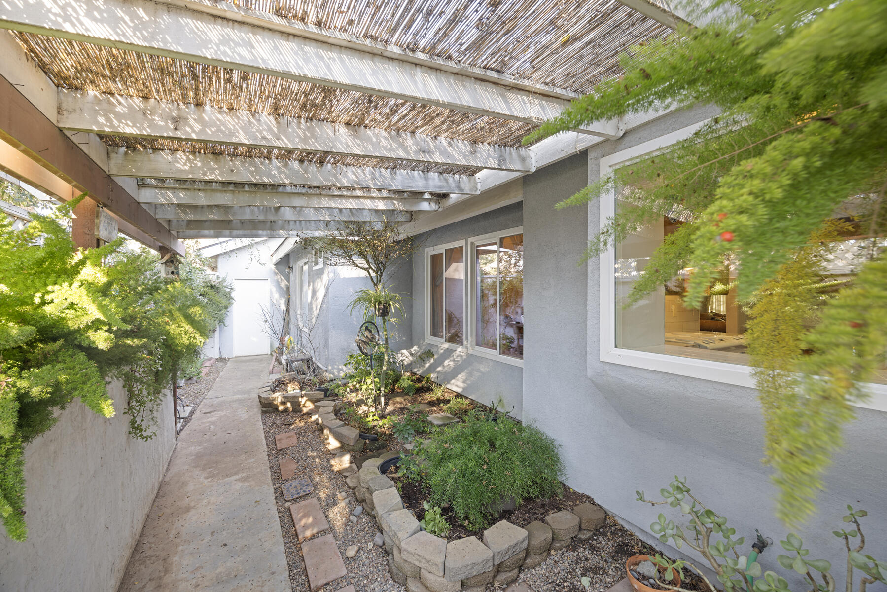 1515 E Castlecrest Ave, Visalia, CA 93292