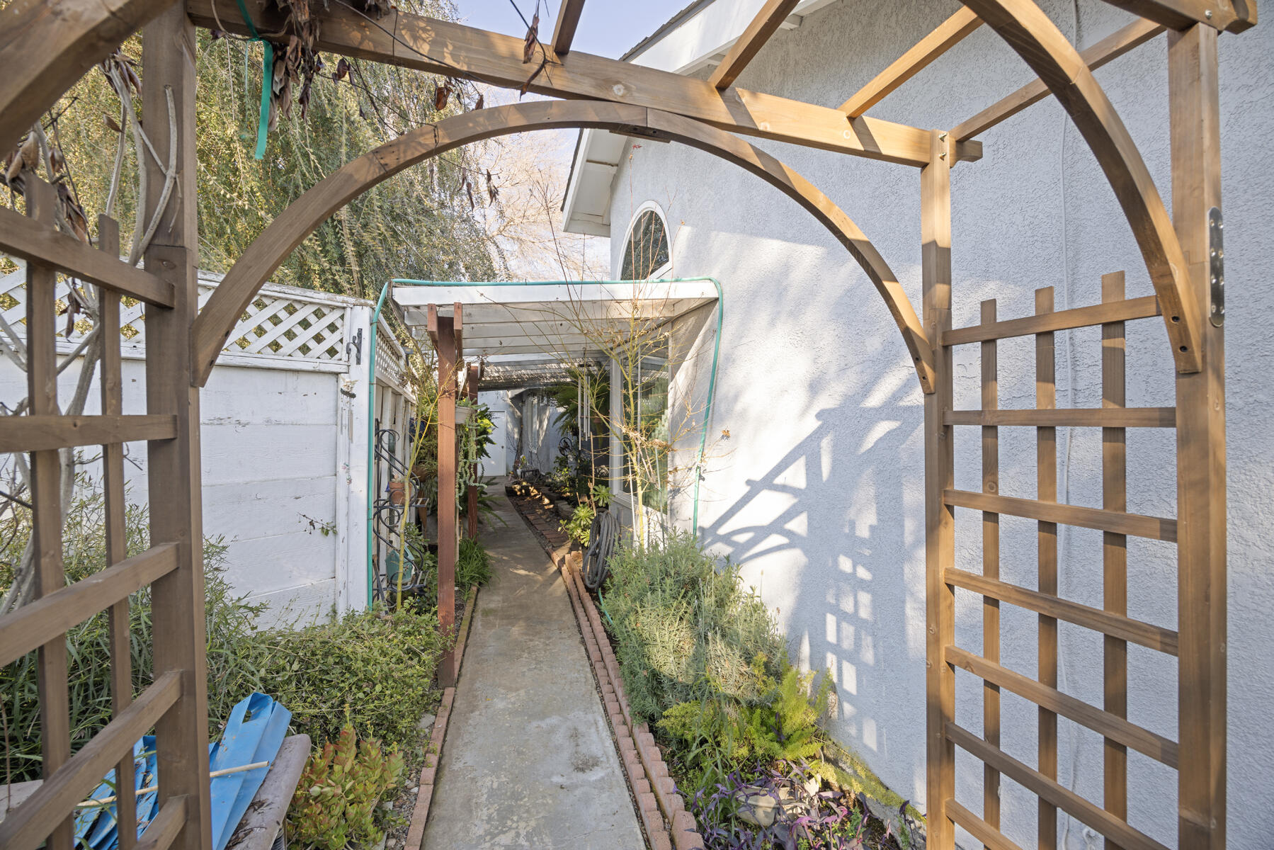 1515 E Castlecrest Ave, Visalia, CA 93292