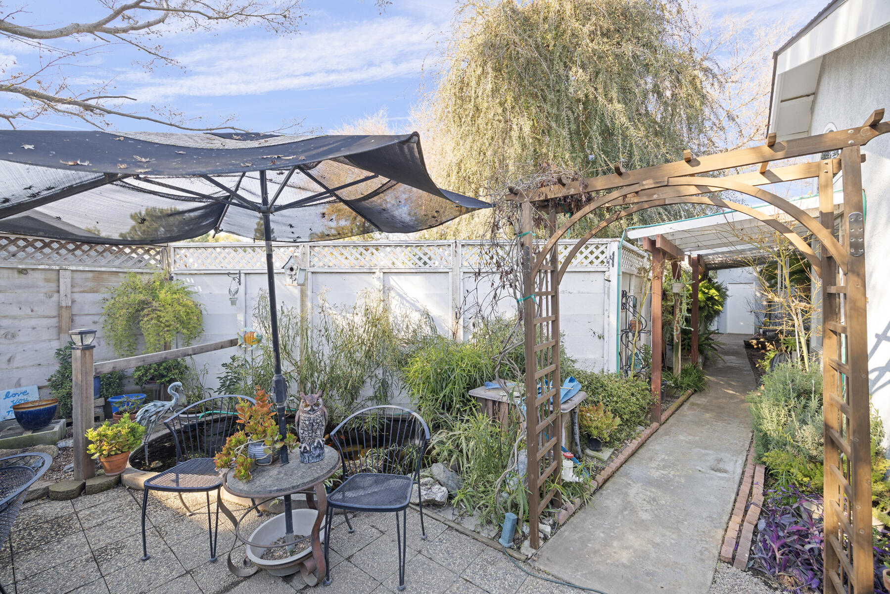 1515 E Castlecrest Ave, Visalia, CA 93292