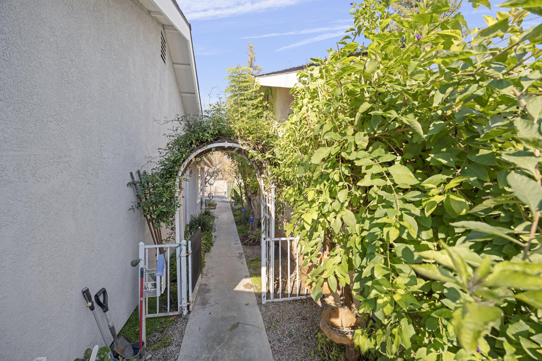 1515 E Castlecrest Ave, Visalia, CA 93292