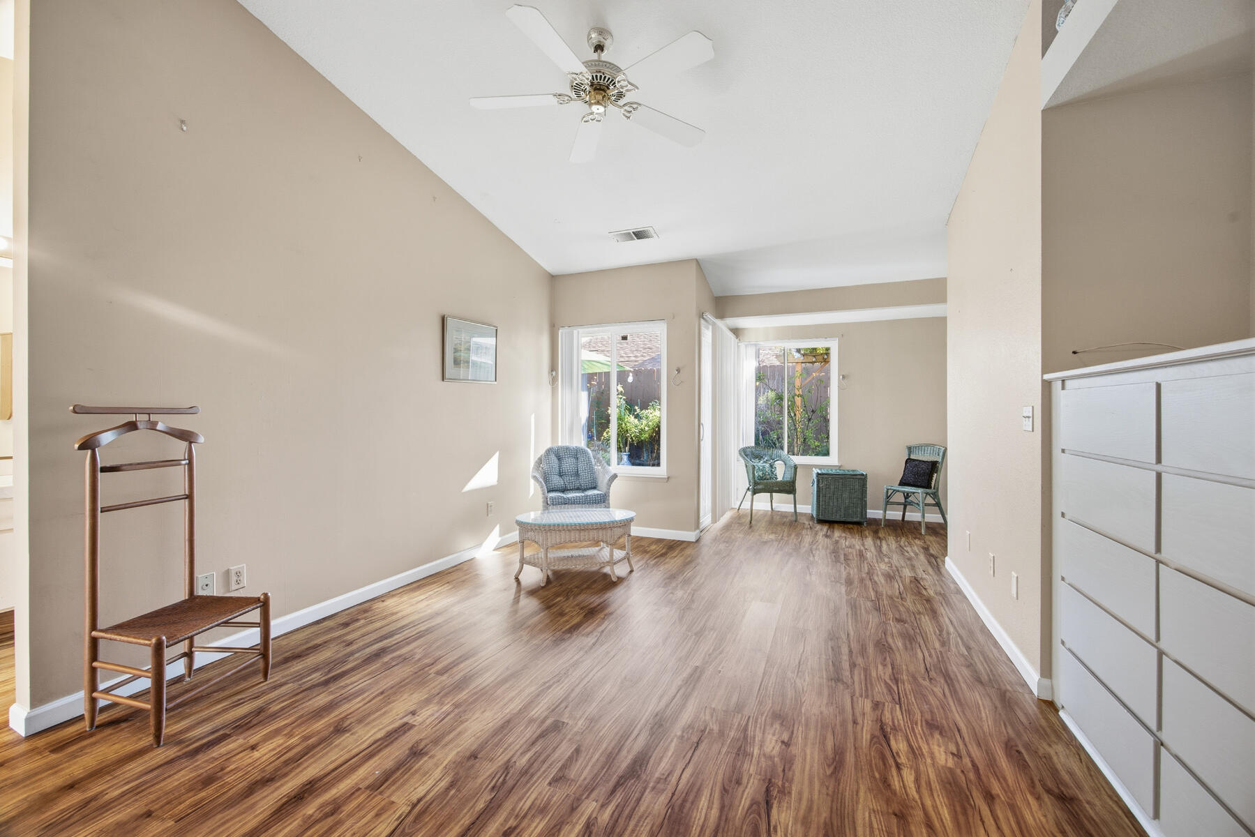 1515 E Castlecrest Ave, Visalia, CA 93292