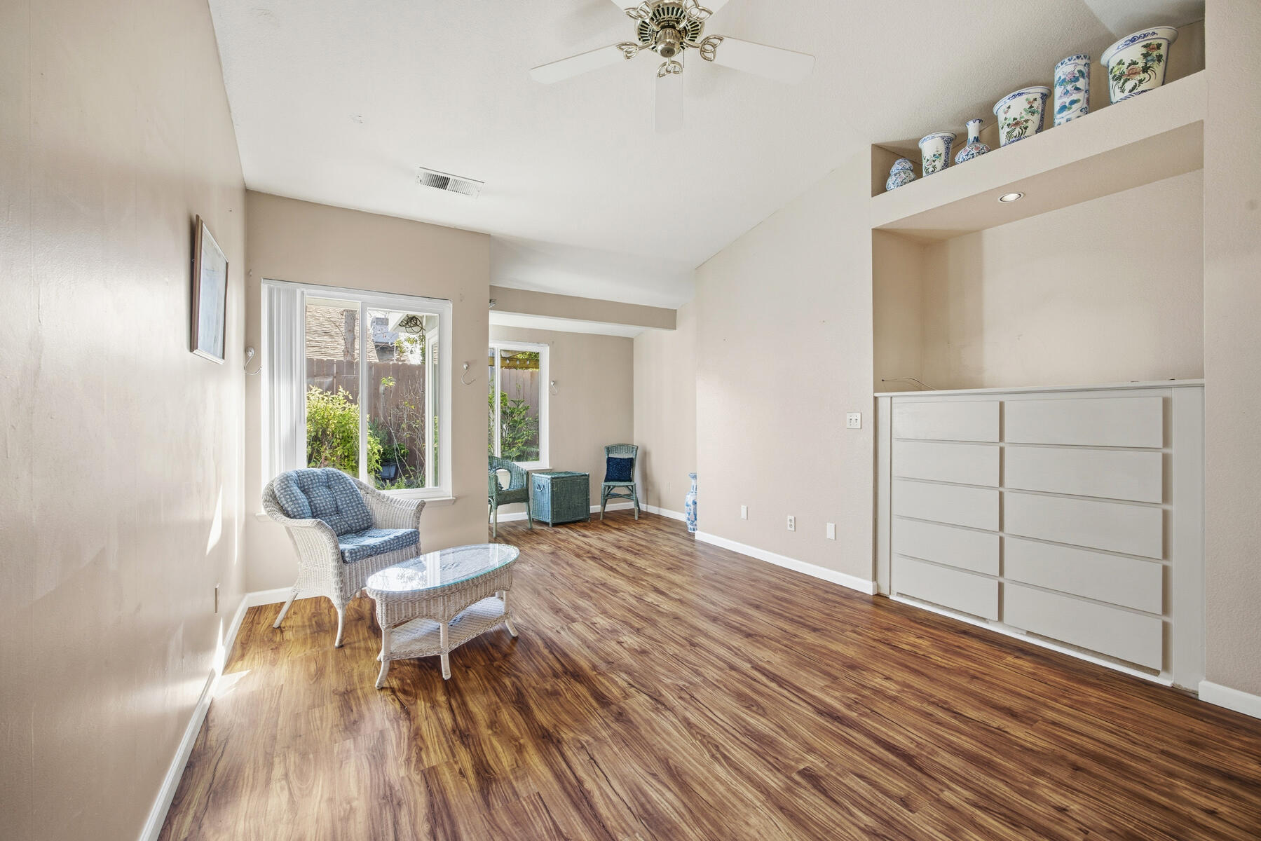 1515 E Castlecrest Ave, Visalia, CA 93292