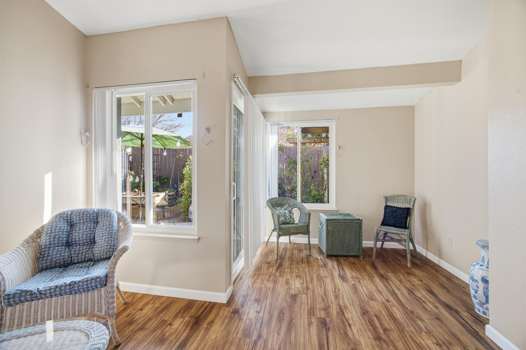 1515 E Castlecrest Ave, Visalia, CA 93292