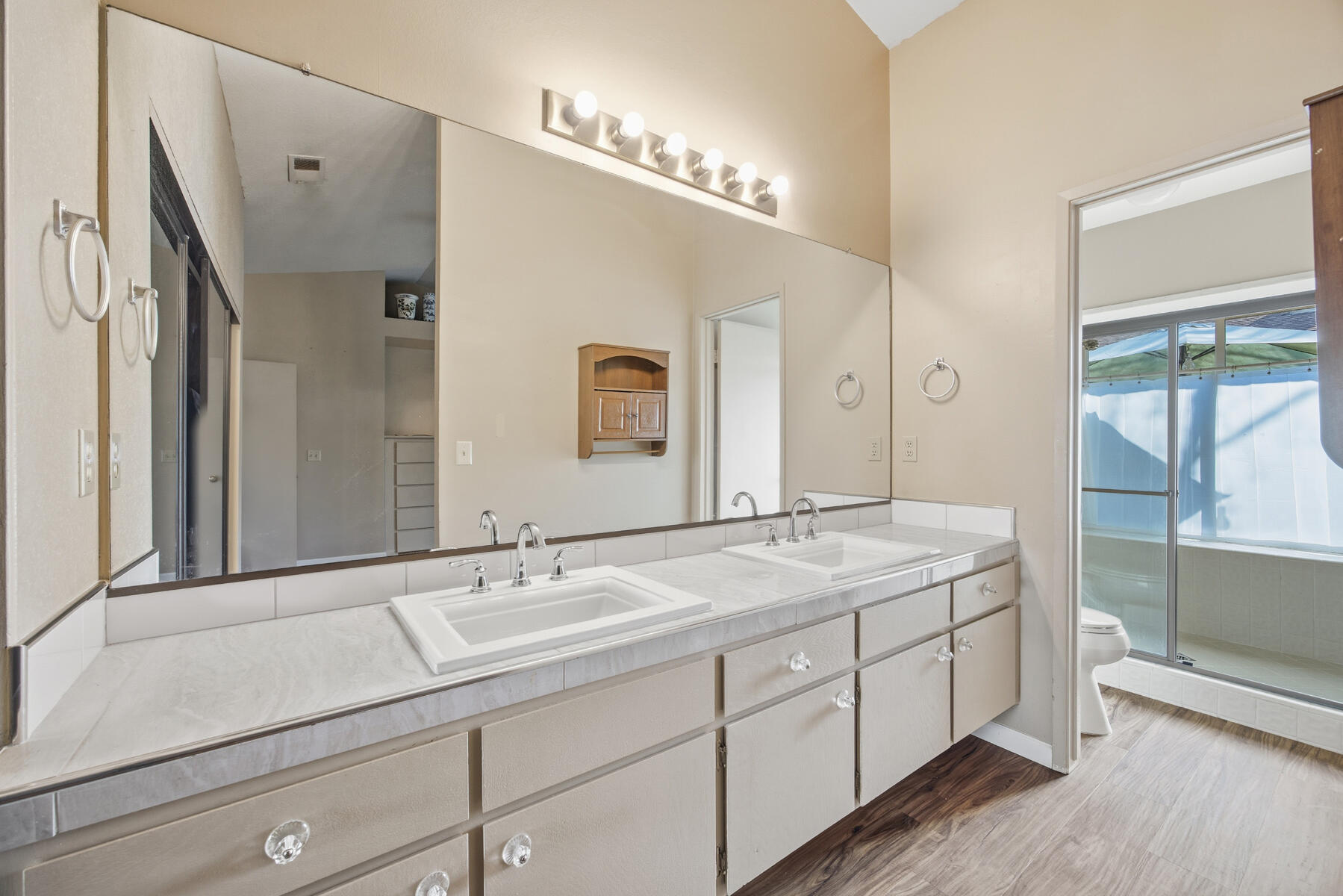 1515 E Castlecrest Ave, Visalia, CA 93292