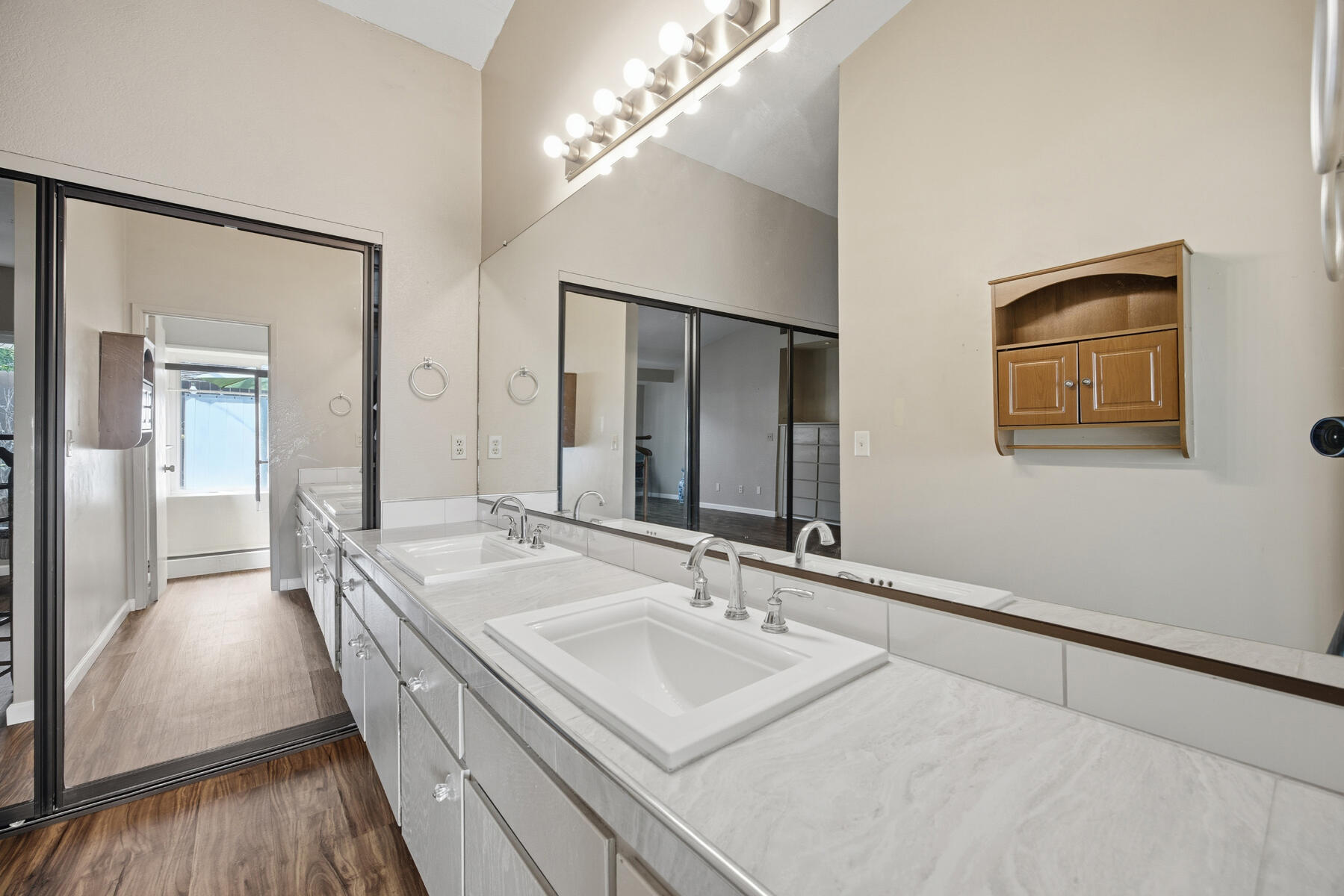 1515 E Castlecrest Ave, Visalia, CA 93292