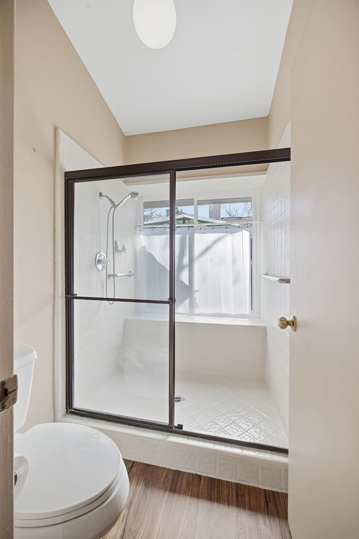 1515 E Castlecrest Ave, Visalia, CA 93292