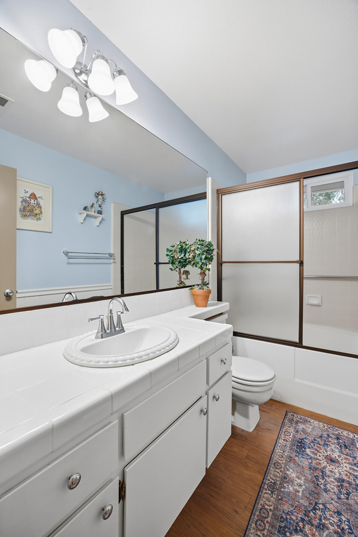 1515 E Castlecrest Ave, Visalia, CA 93292