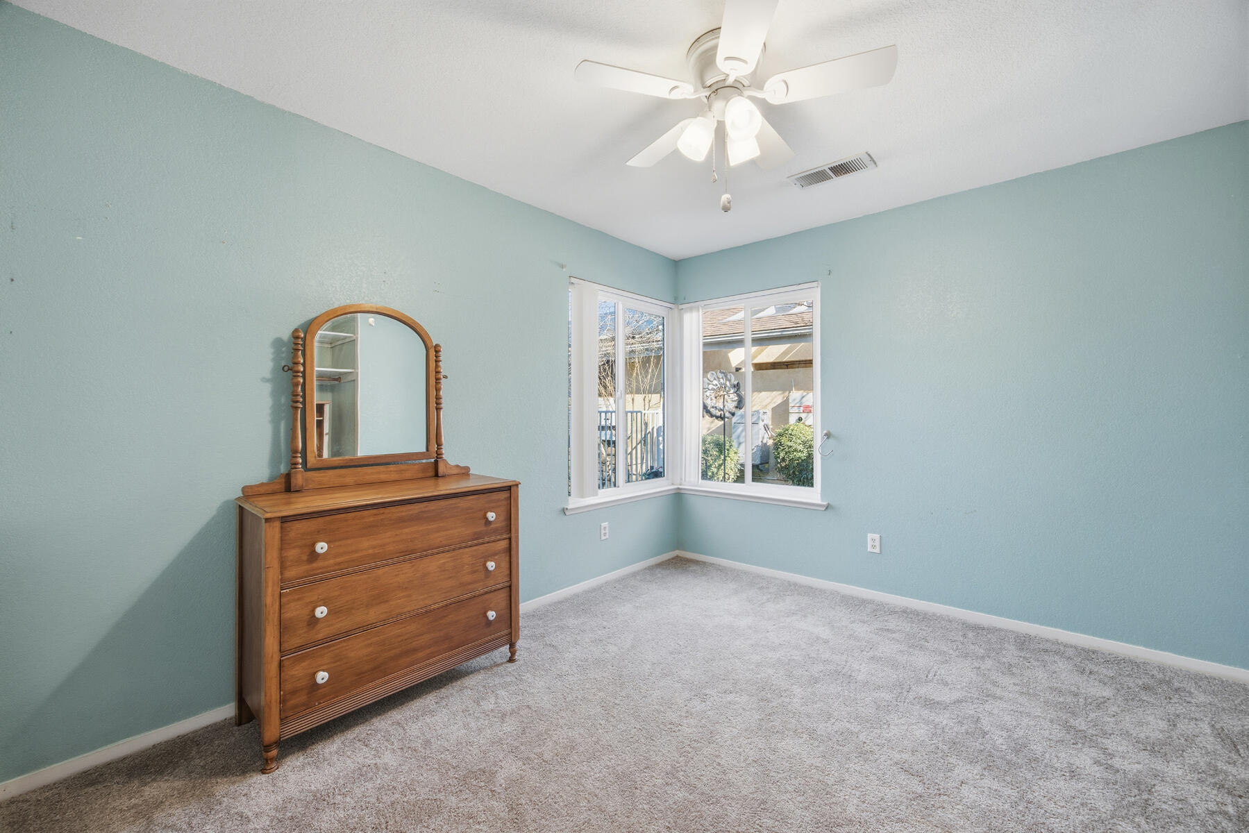 1515 E Castlecrest Ave, Visalia, CA 93292