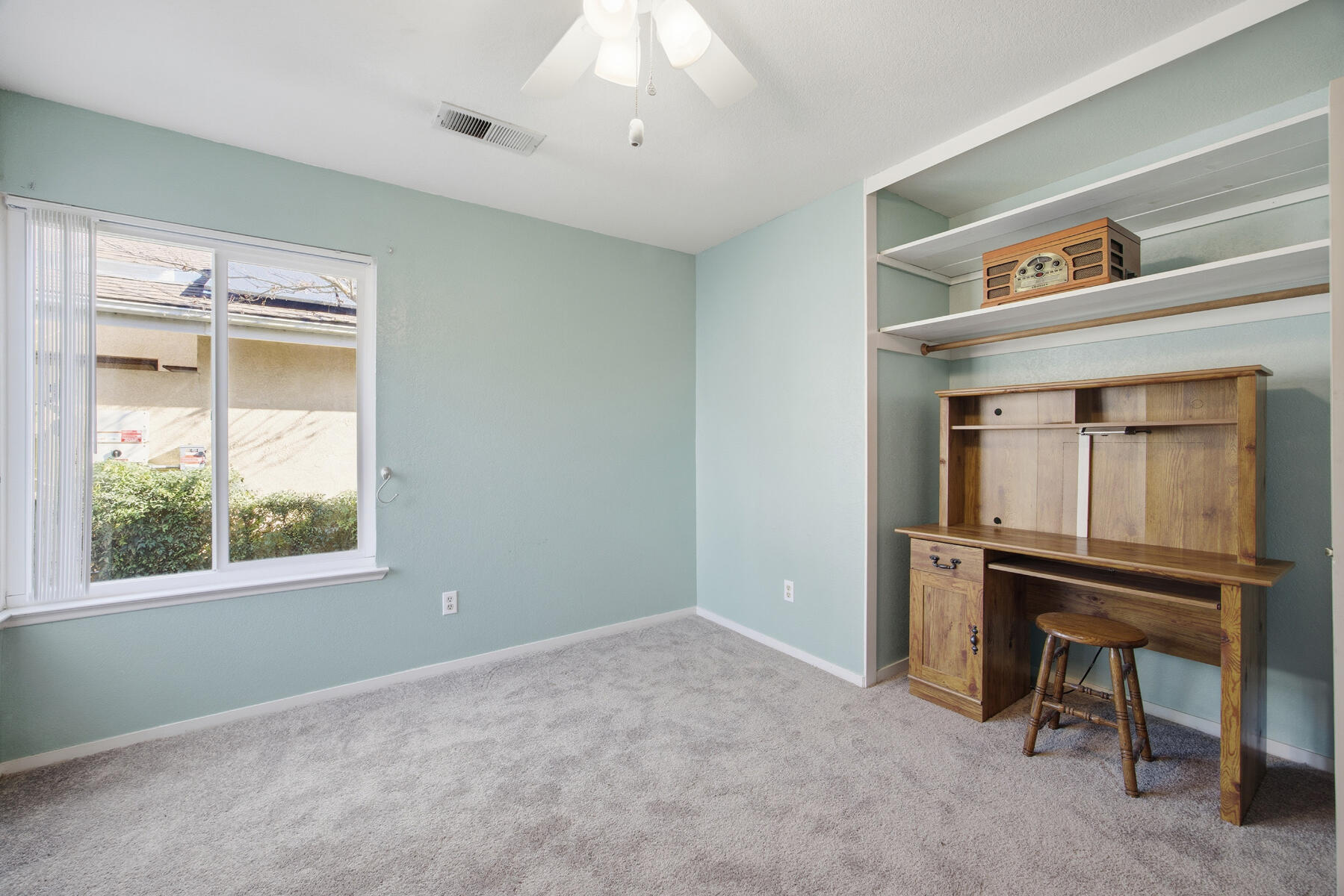 1515 E Castlecrest Ave, Visalia, CA 93292