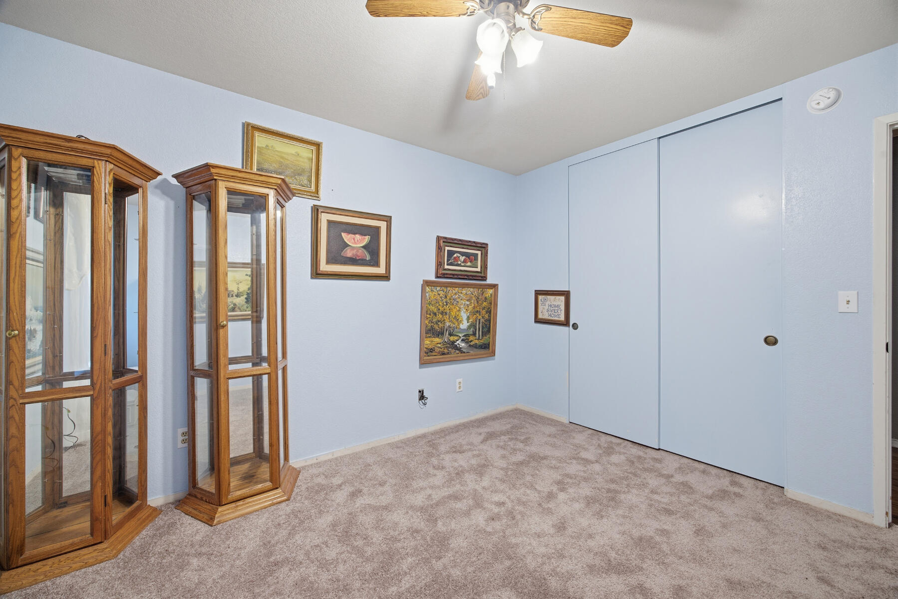 1515 E Castlecrest Ave, Visalia, CA 93292