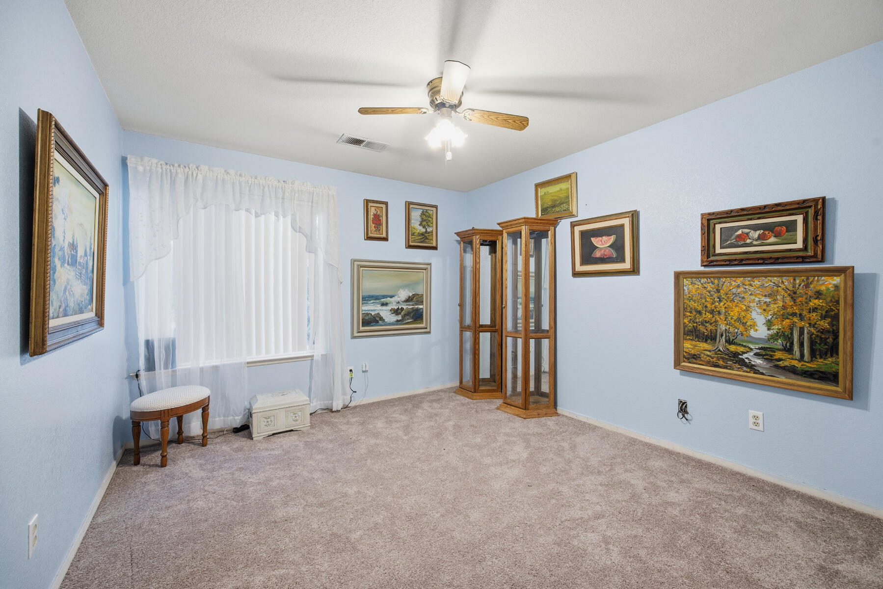 1515 E Castlecrest Ave, Visalia, CA 93292