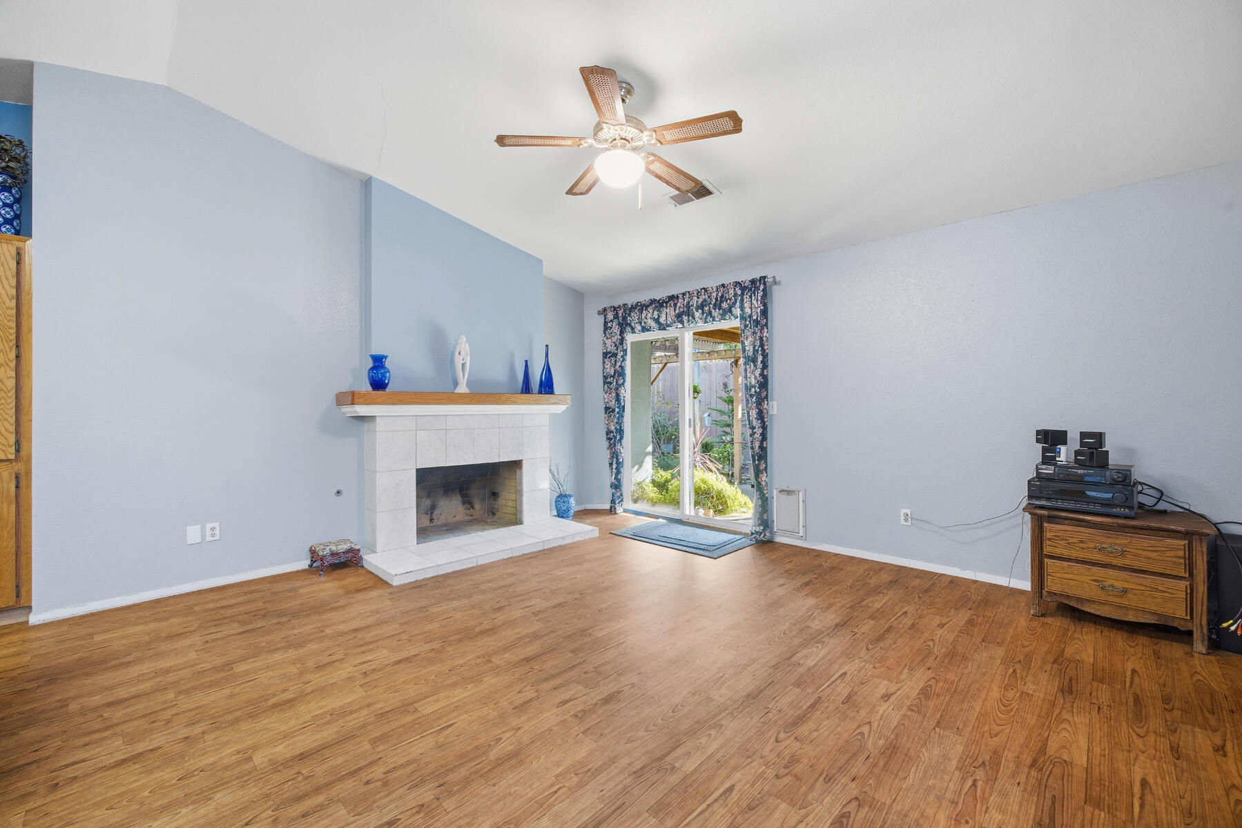 1515 E Castlecrest Ave, Visalia, CA 93292