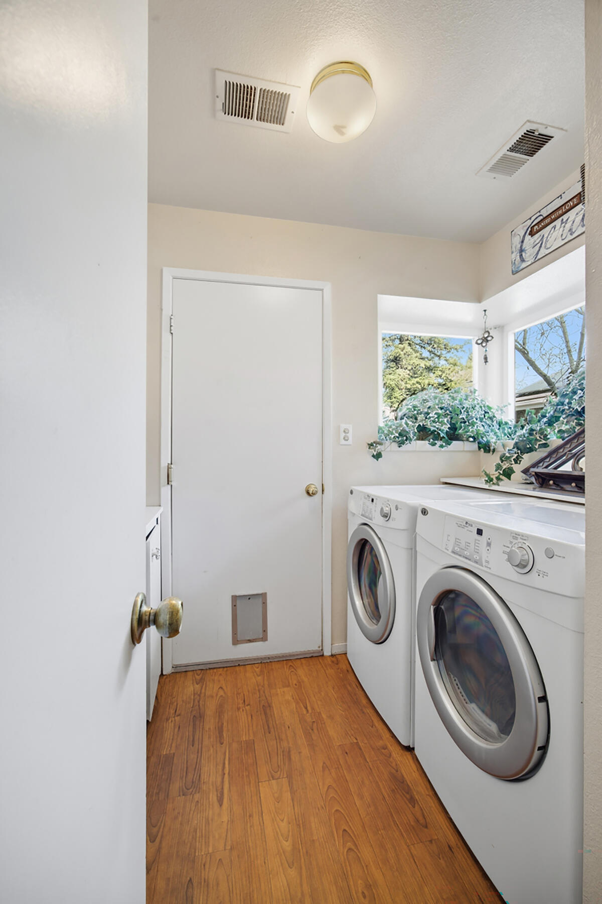 1515 E Castlecrest Ave, Visalia, CA 93292