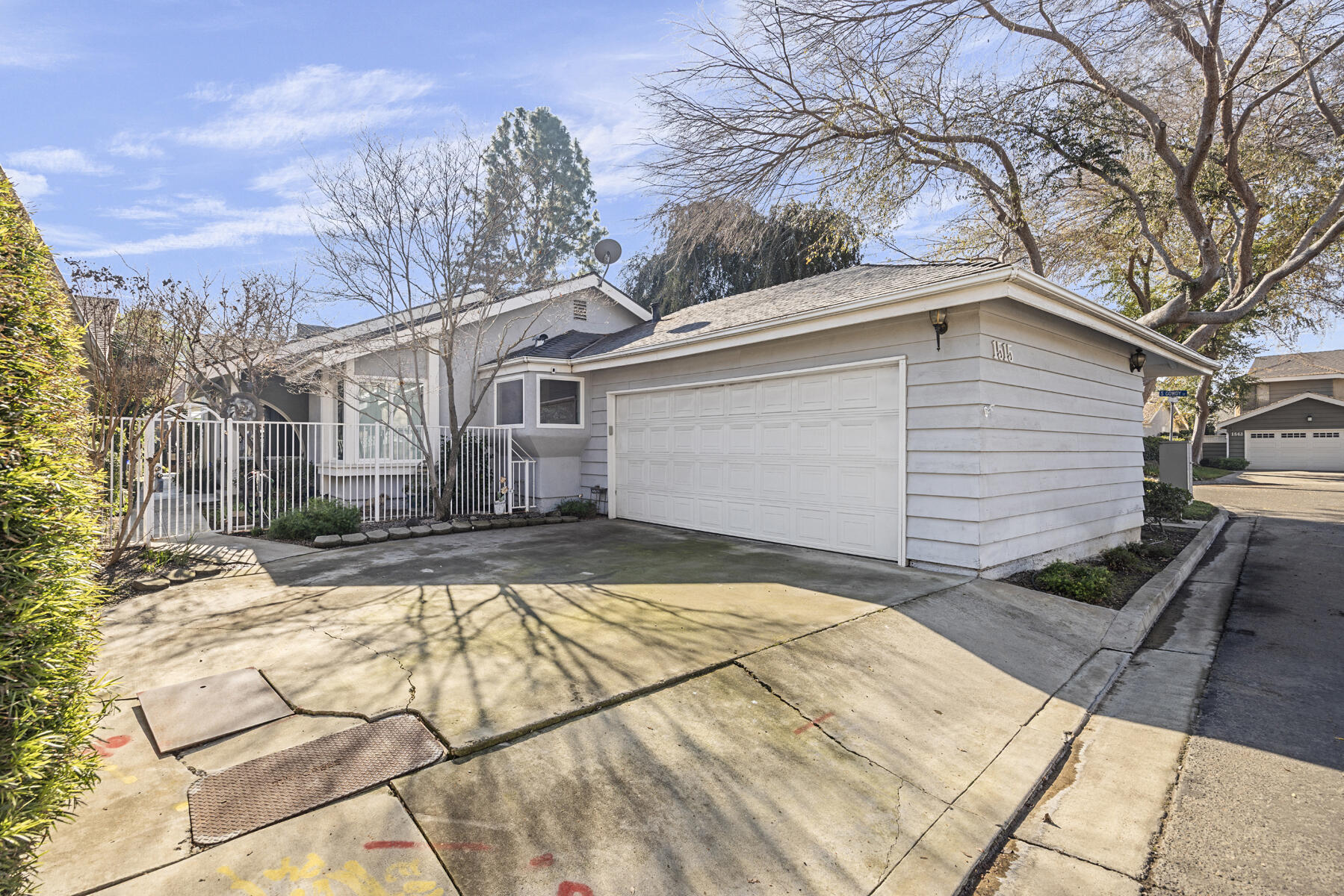 1515 E Castlecrest Ave, Visalia, CA 93292