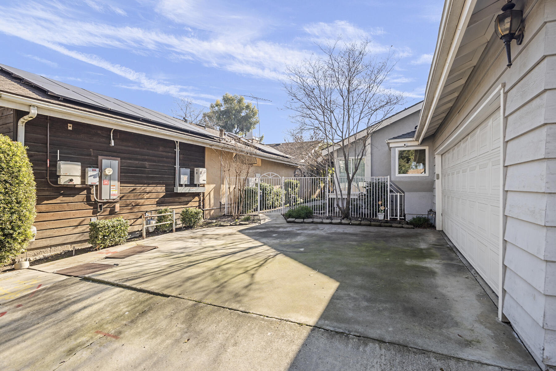 1515 E Castlecrest Ave, Visalia, CA 93292