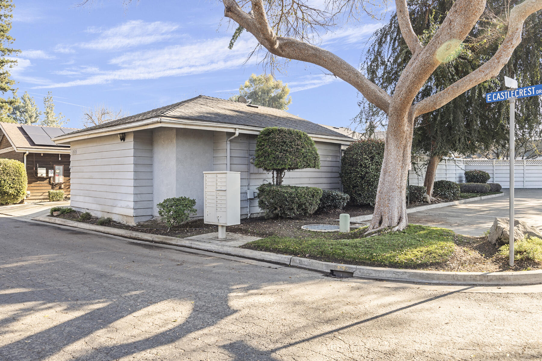 1515 E Castlecrest Ave, Visalia, CA 93292