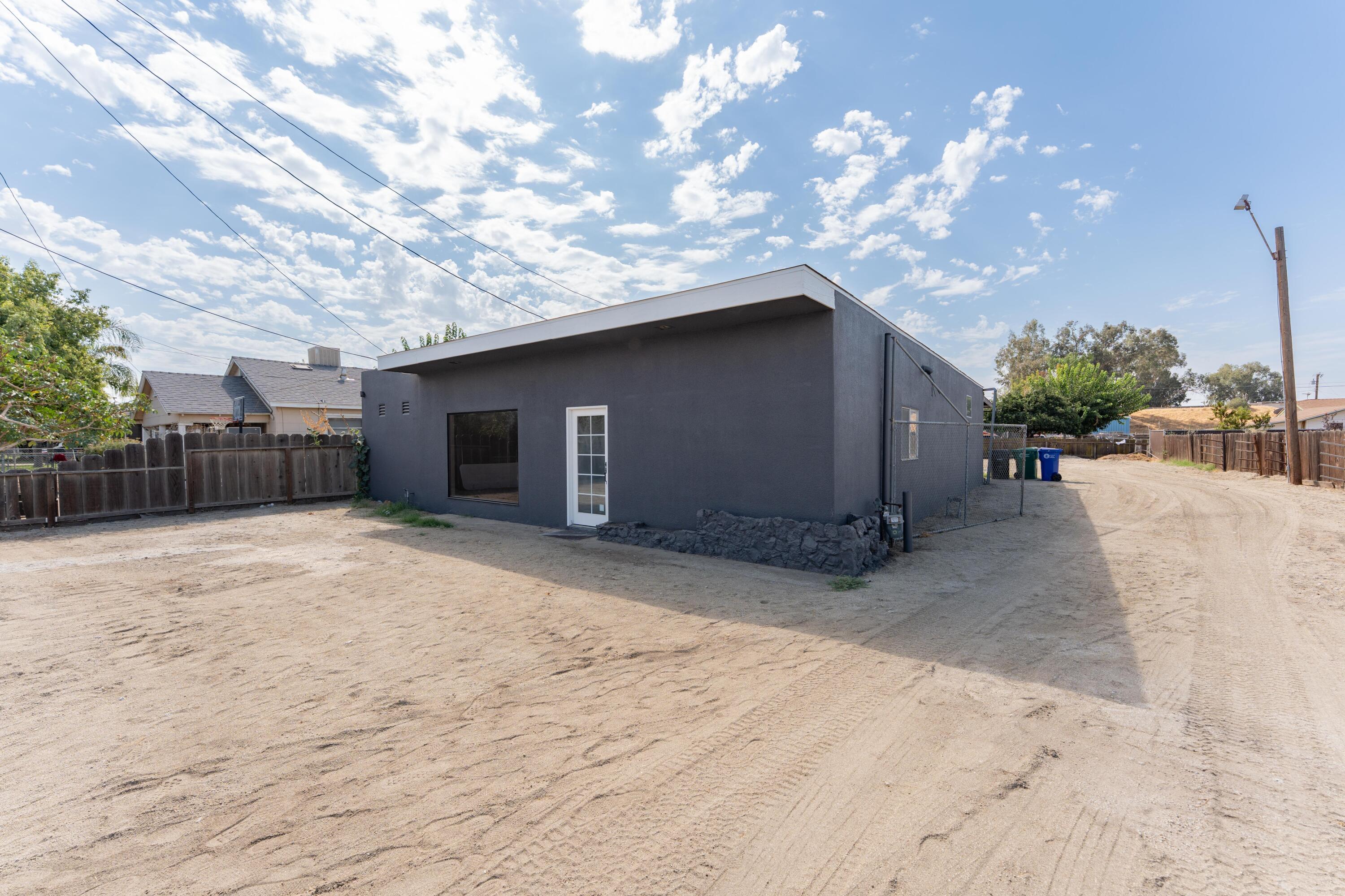 55 E Vandalia Ave, Porterville, CA 93257
