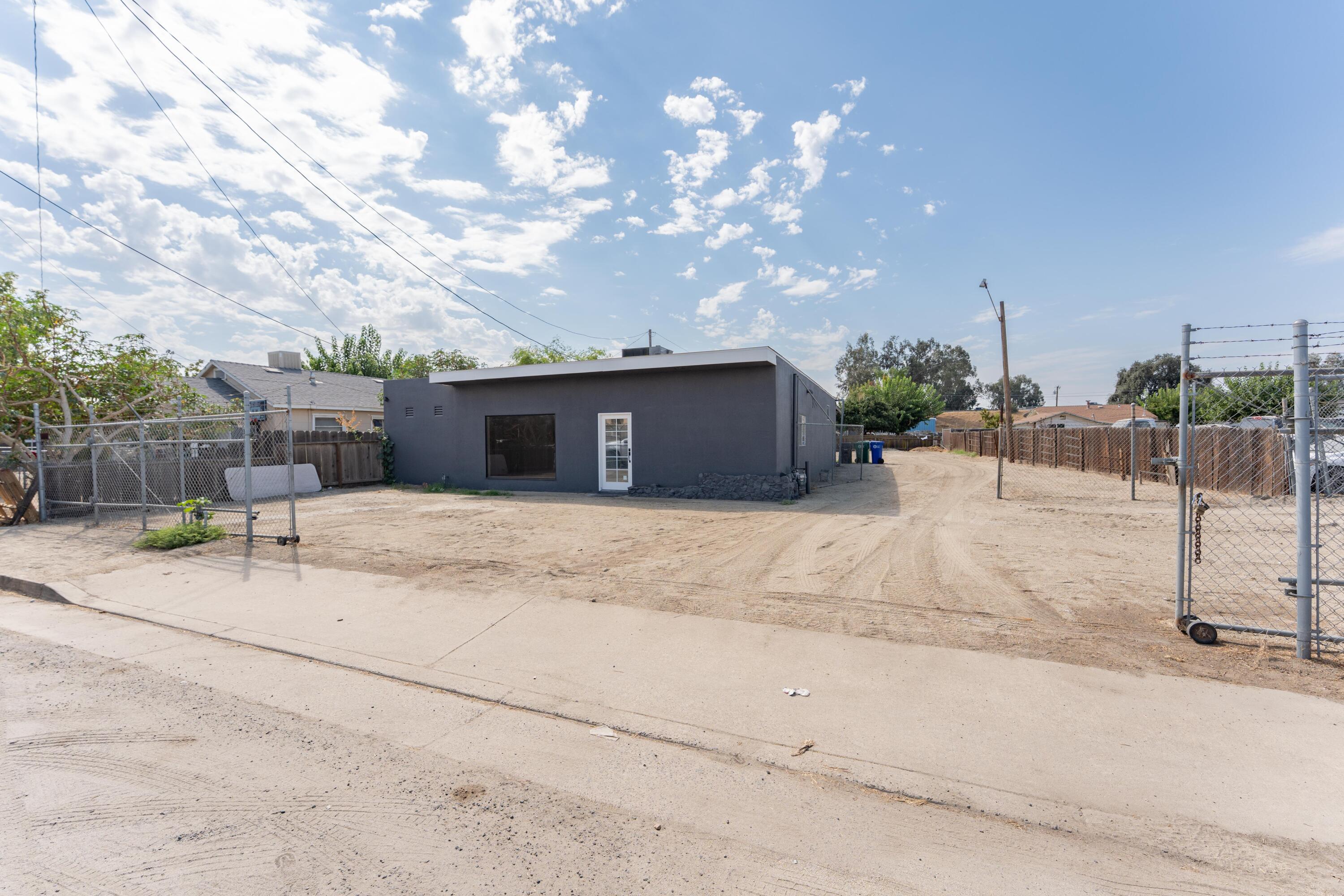 55 E Vandalia Ave, Porterville, CA 93257