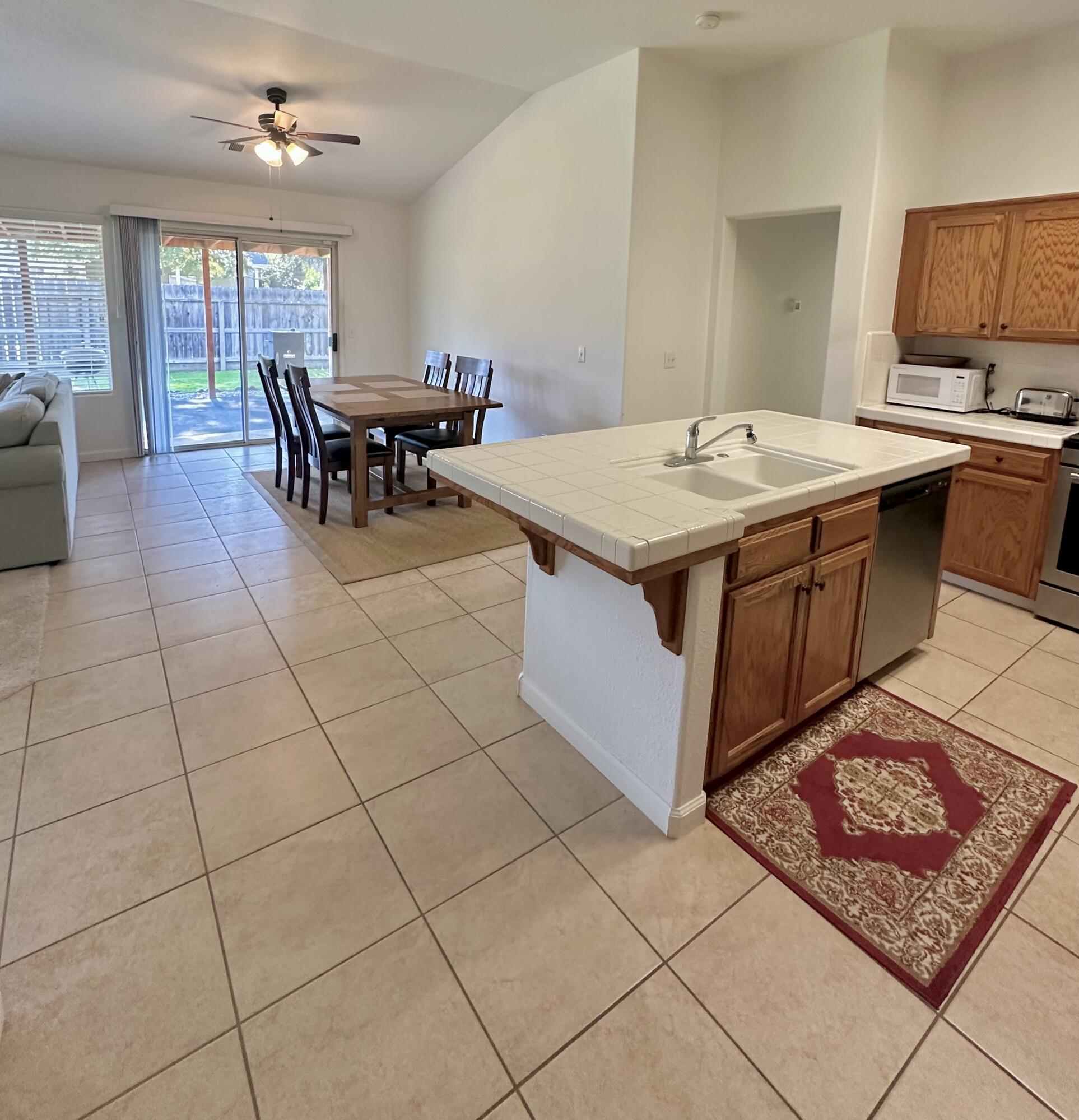 1126 Bradley Ct, Exeter, CA 93221