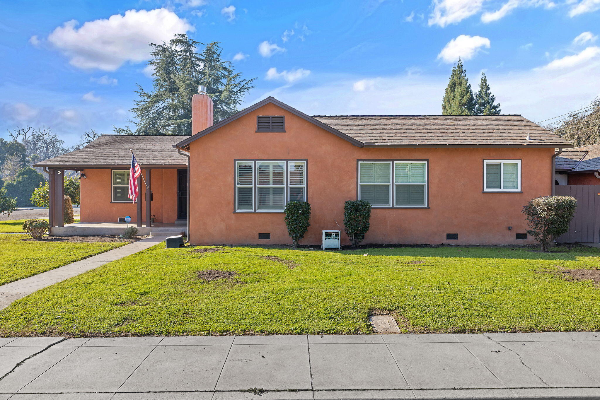 1300 W College Ave, Visalia, CA 93277