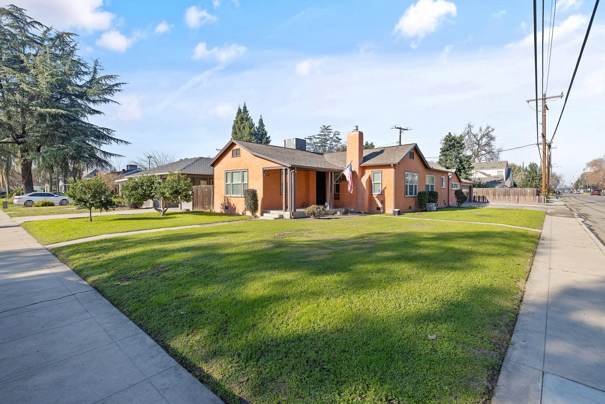 1300 W College Ave, Visalia, CA 93277