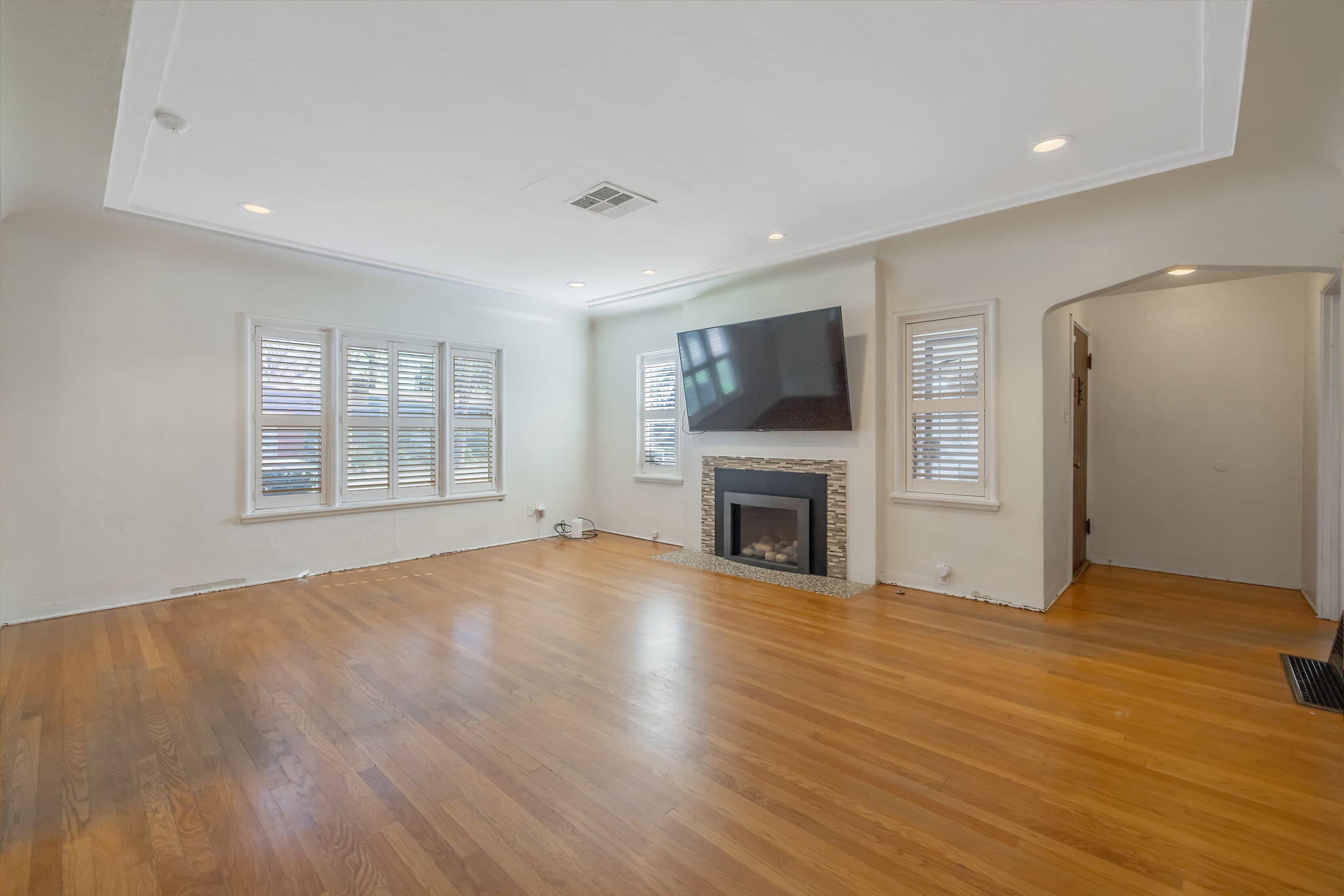 1300 W College Ave, Visalia, CA 93277