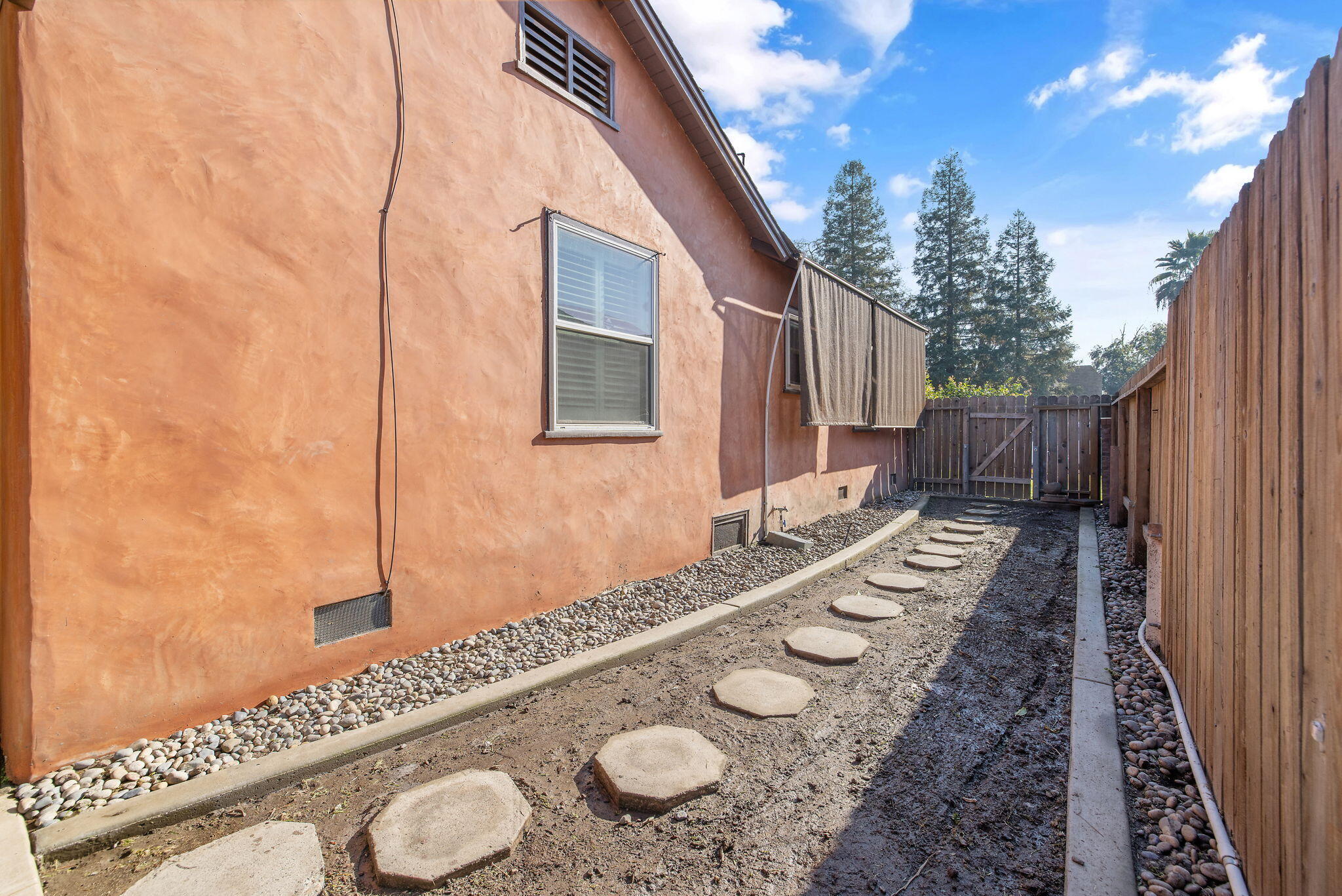 1300 W College Ave, Visalia, CA 93277