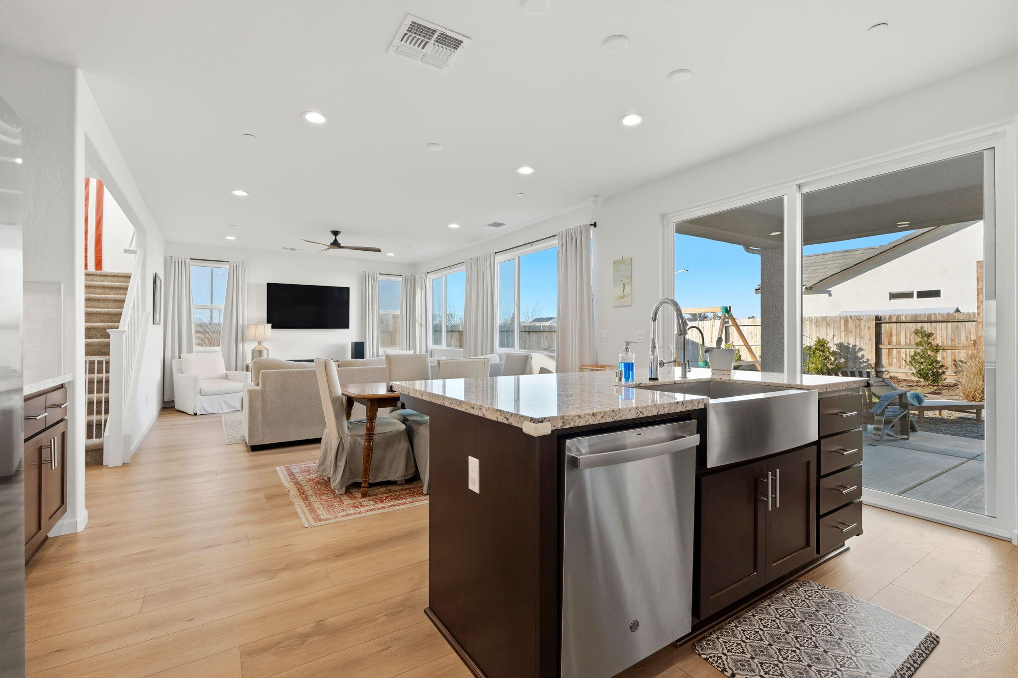 2566 Muscat Ct, Hanford, CA 93230