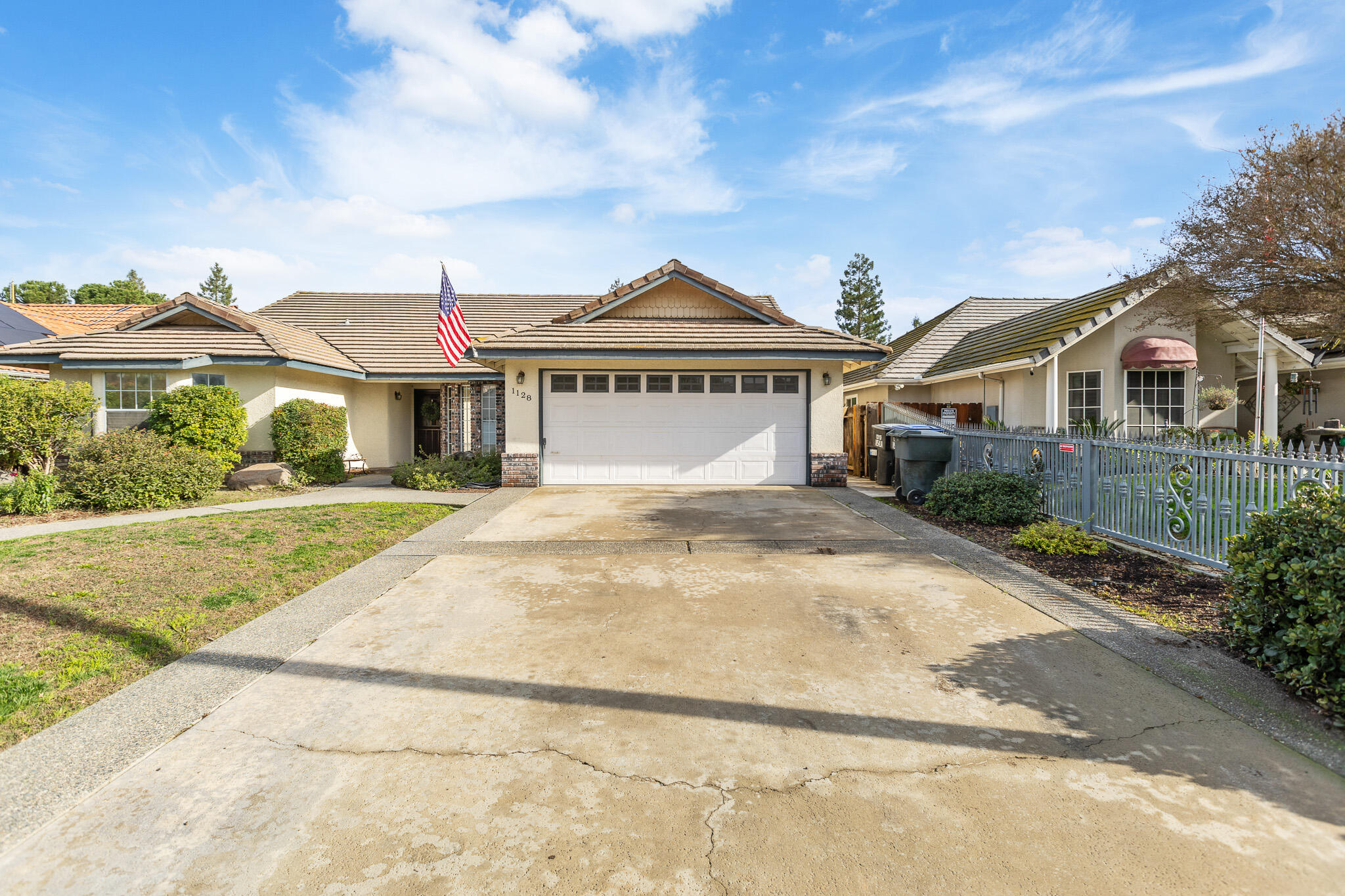 1128 N Noyes Ct, Visalia, CA 93291