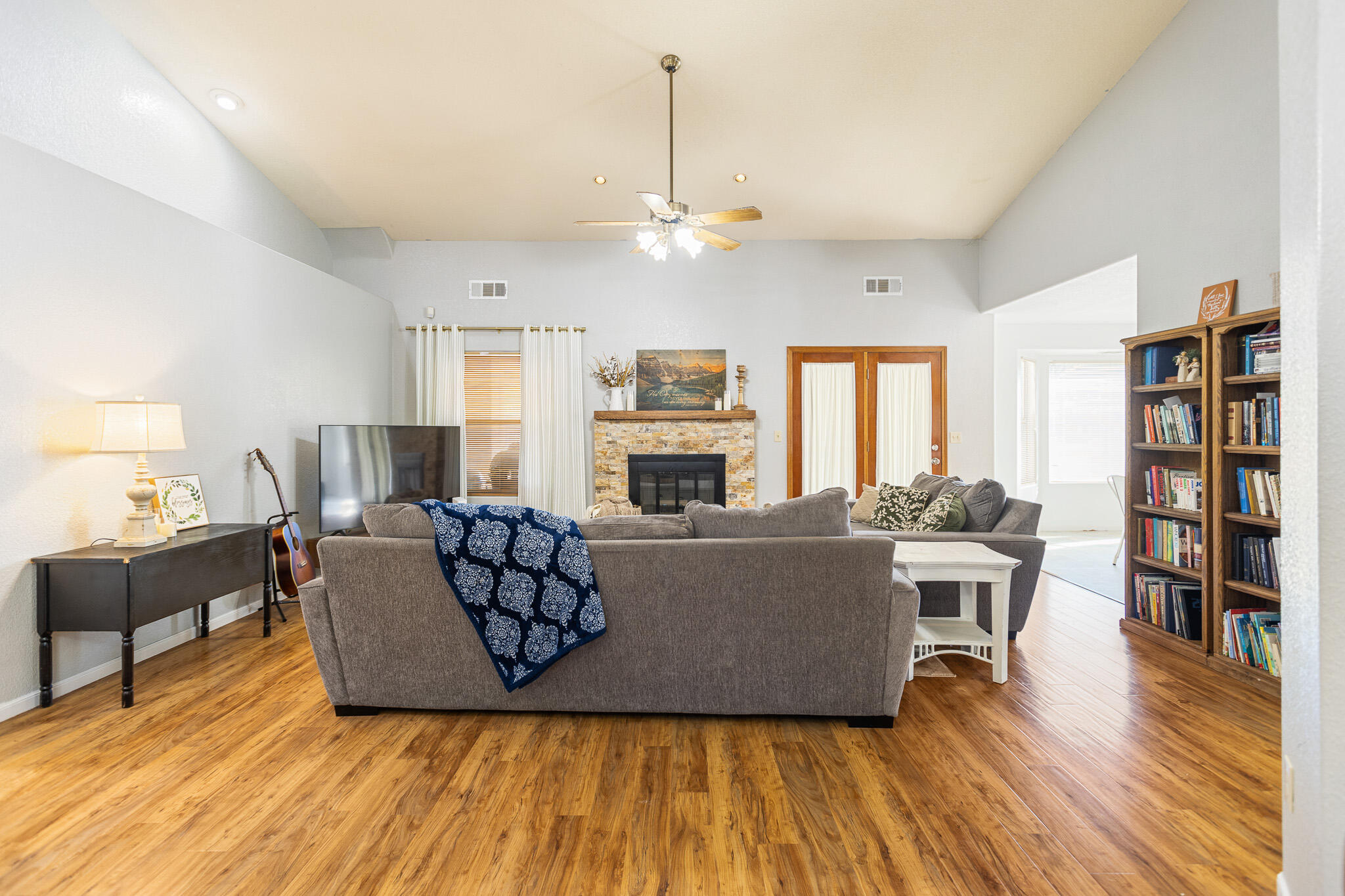 1128 N Noyes Ct, Visalia, CA 93291