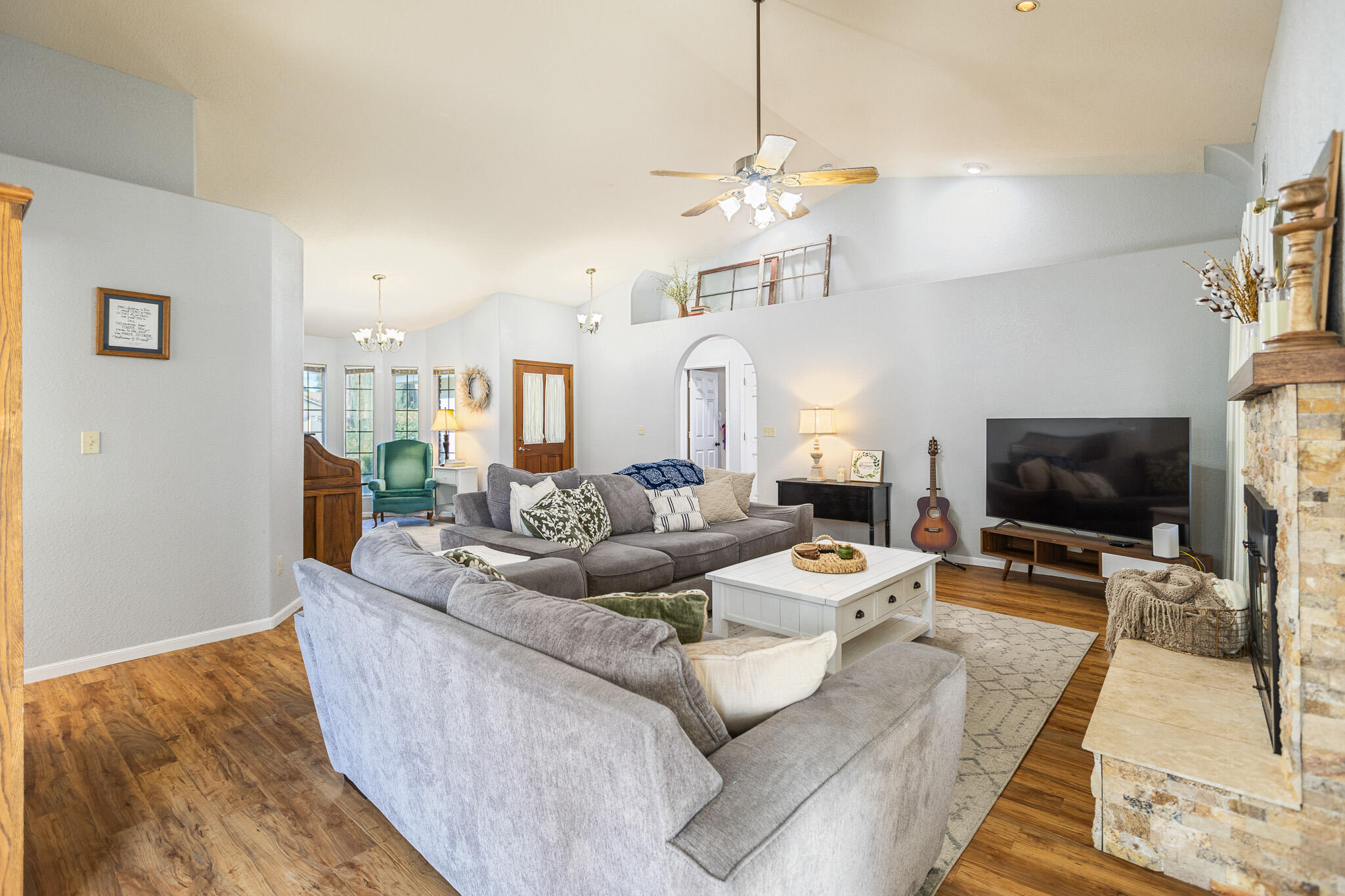 1128 N Noyes Ct, Visalia, CA 93291