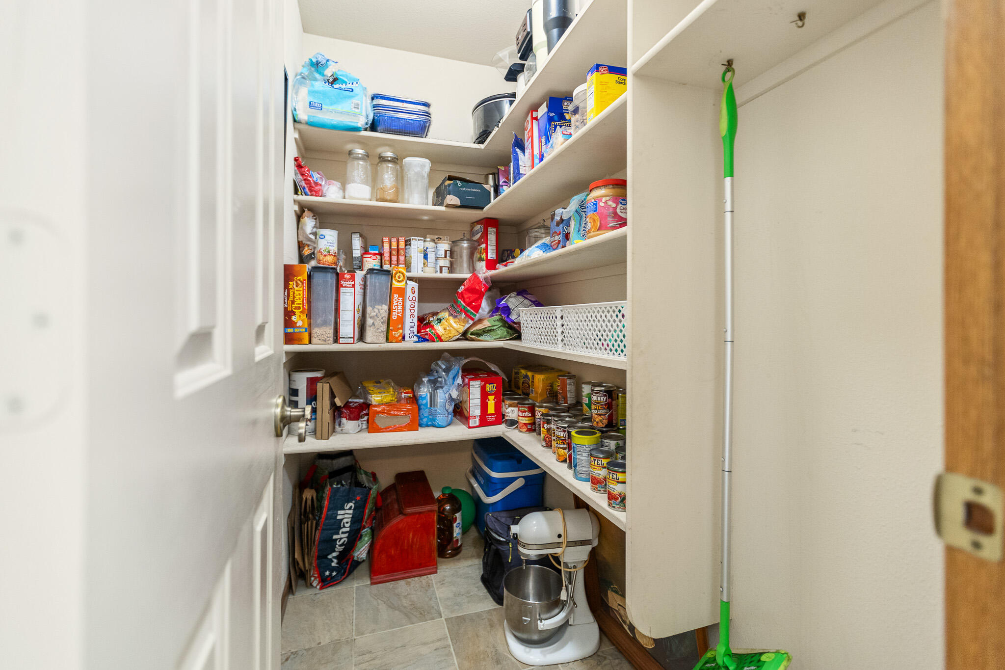 1128 N Noyes Ct, Visalia, CA 93291