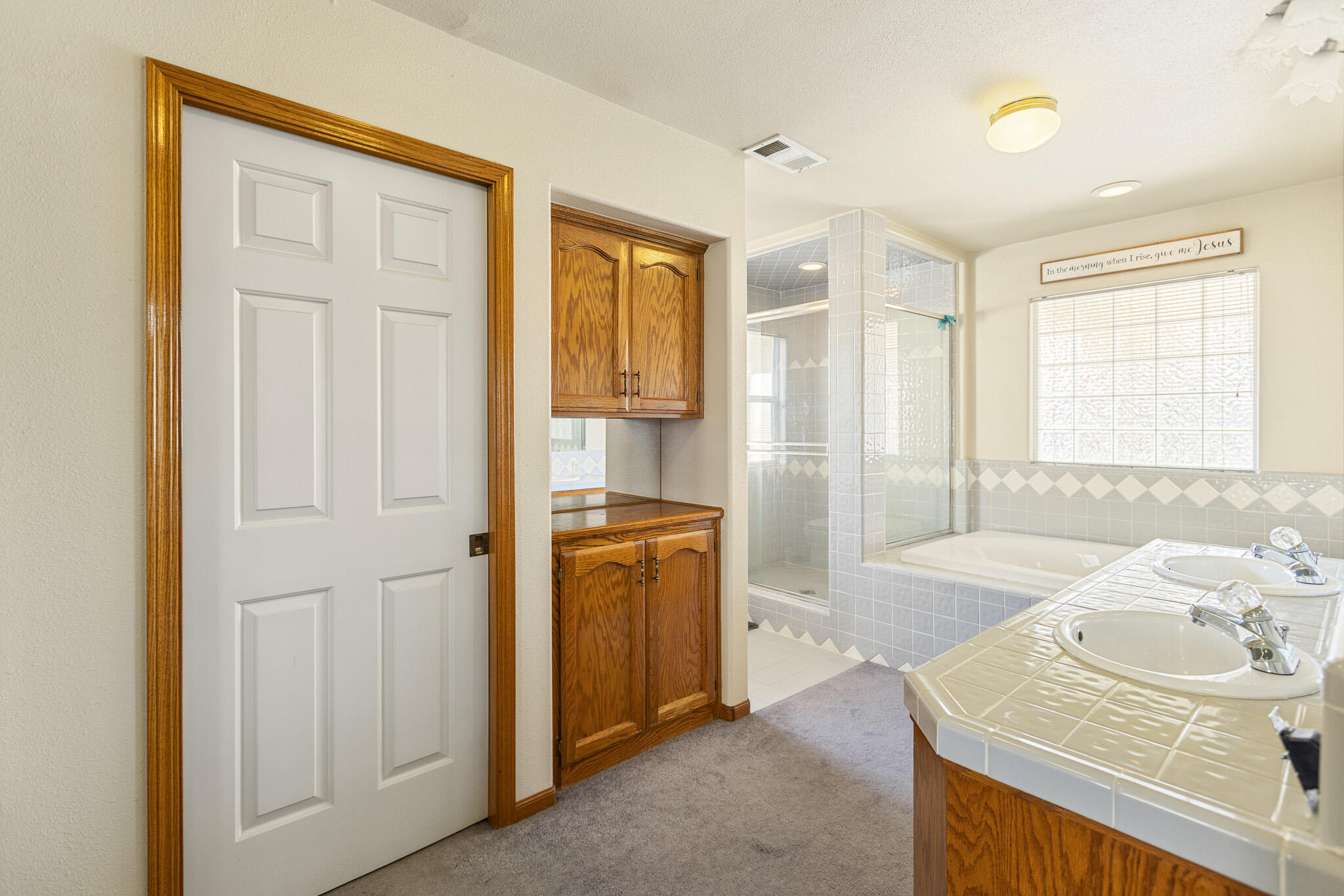 1128 N Noyes Ct, Visalia, CA 93291