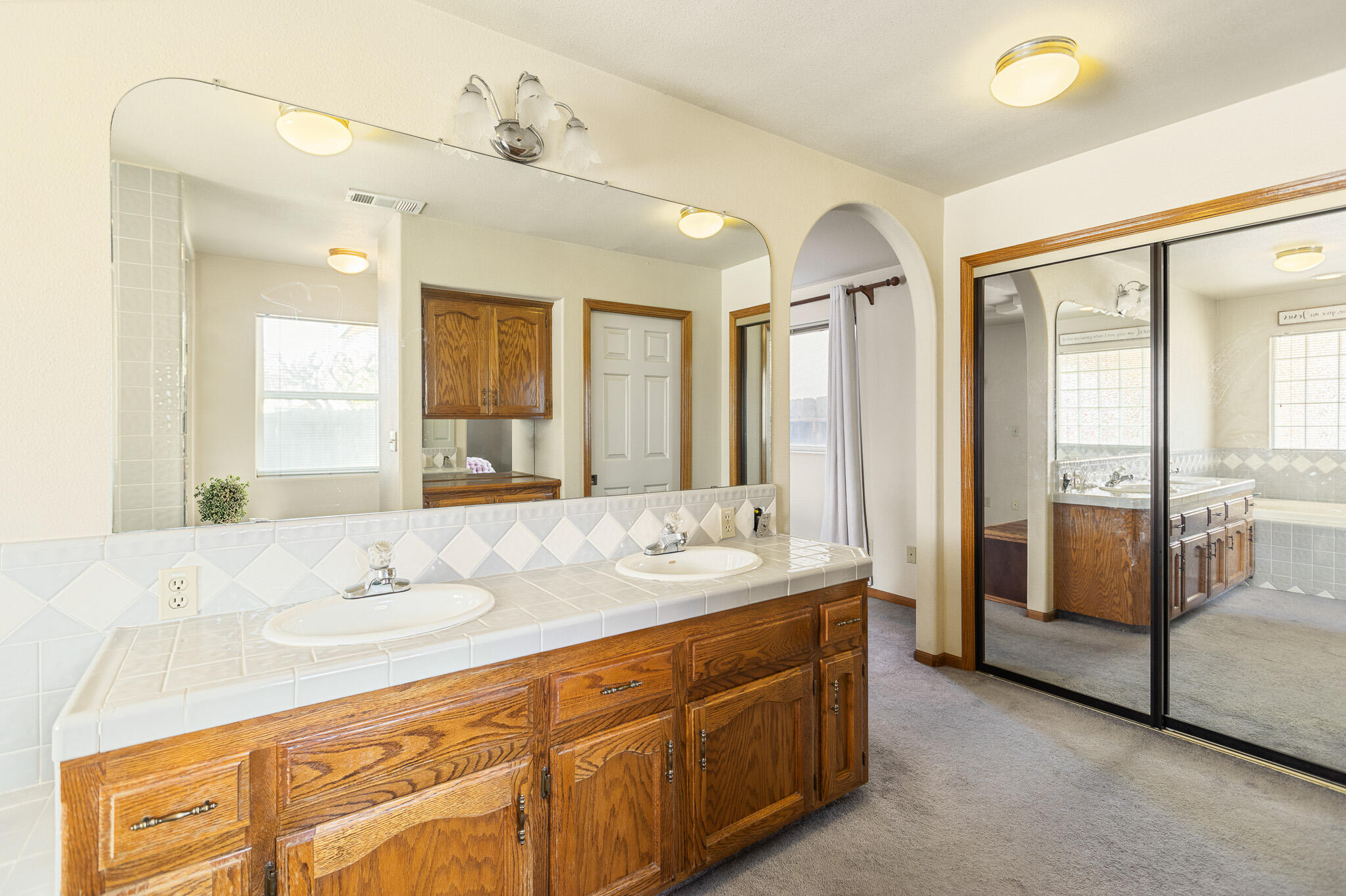 1128 N Noyes Ct, Visalia, CA 93291