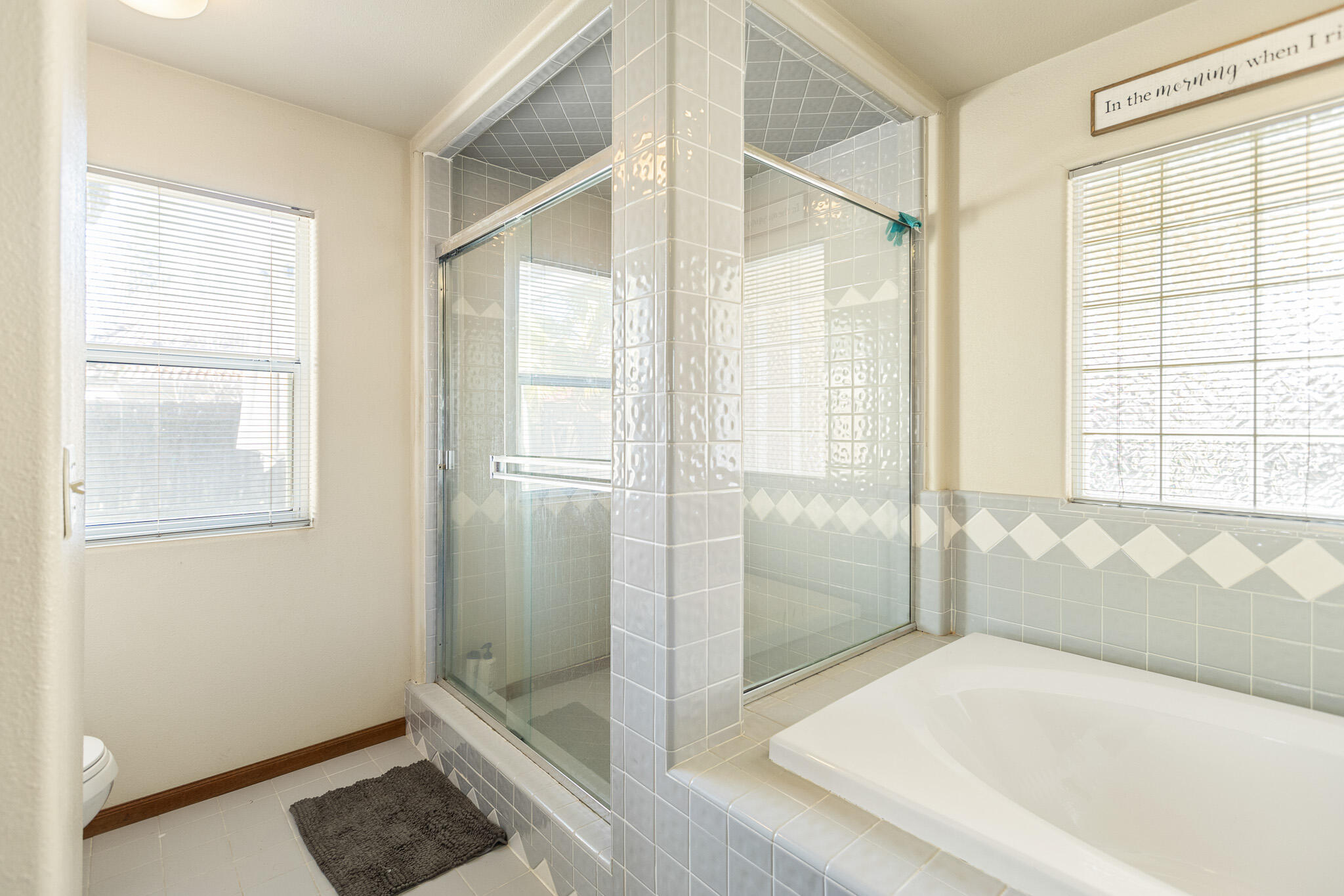 1128 N Noyes Ct, Visalia, CA 93291