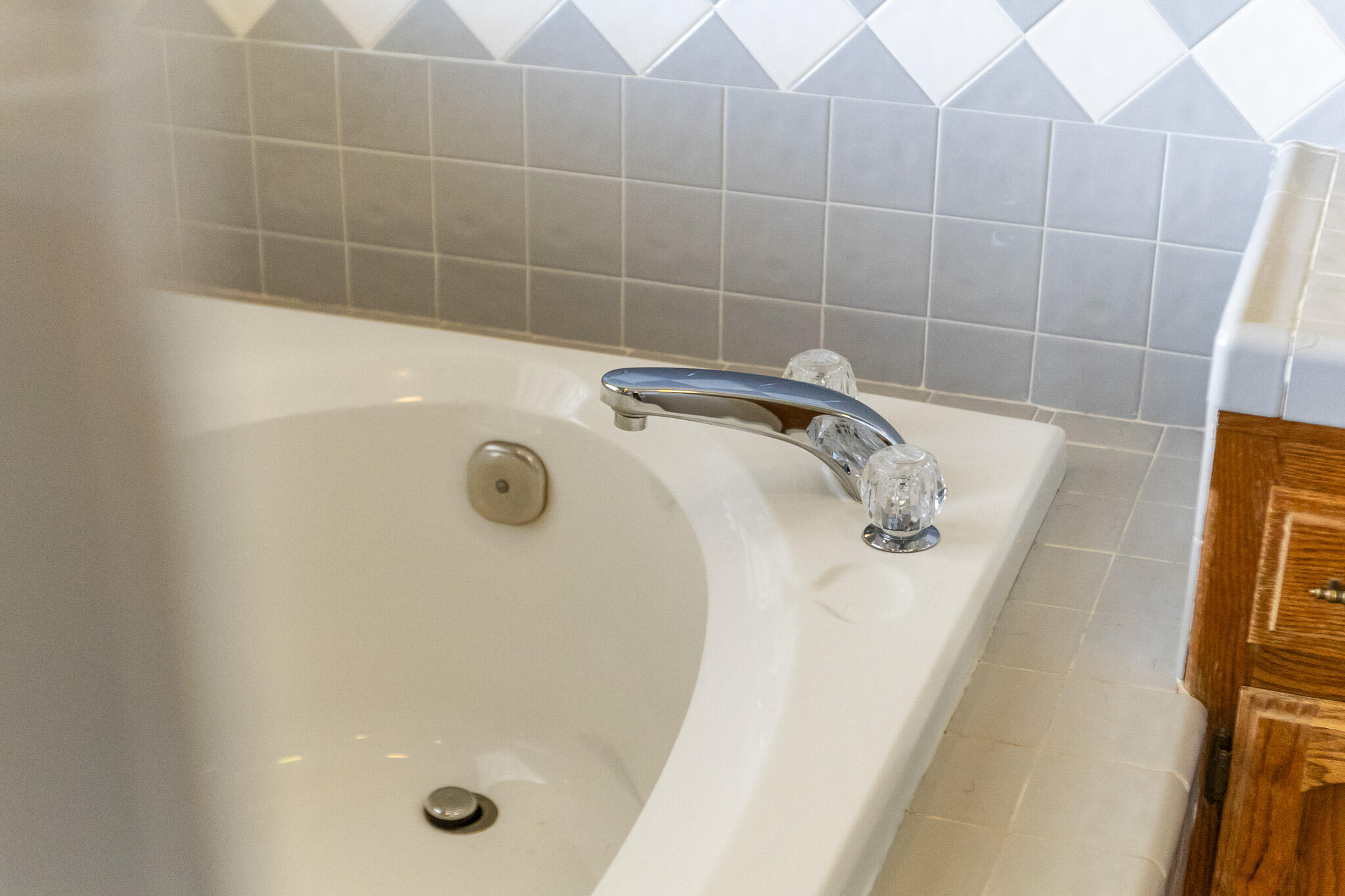 1128 N Noyes Ct, Visalia, CA 93291