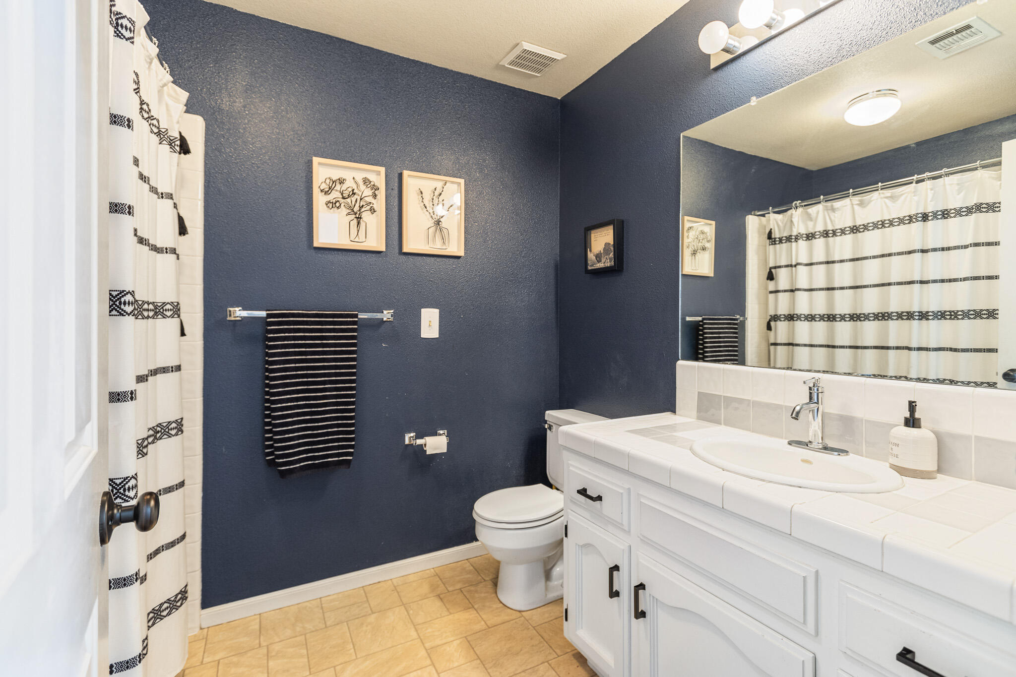 1128 N Noyes Ct, Visalia, CA 93291