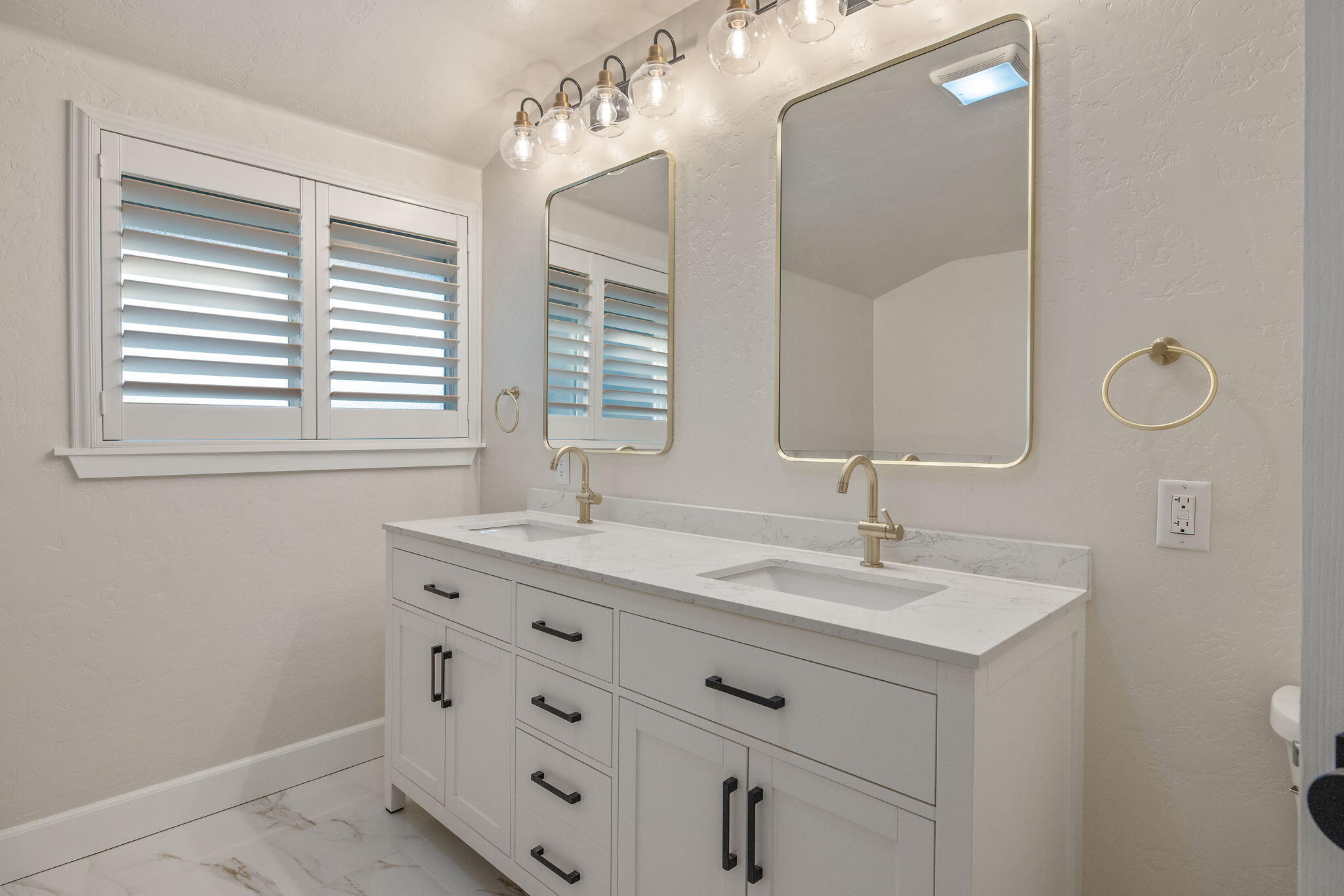 2212 W Sunset Dr, Visalia, CA 93291