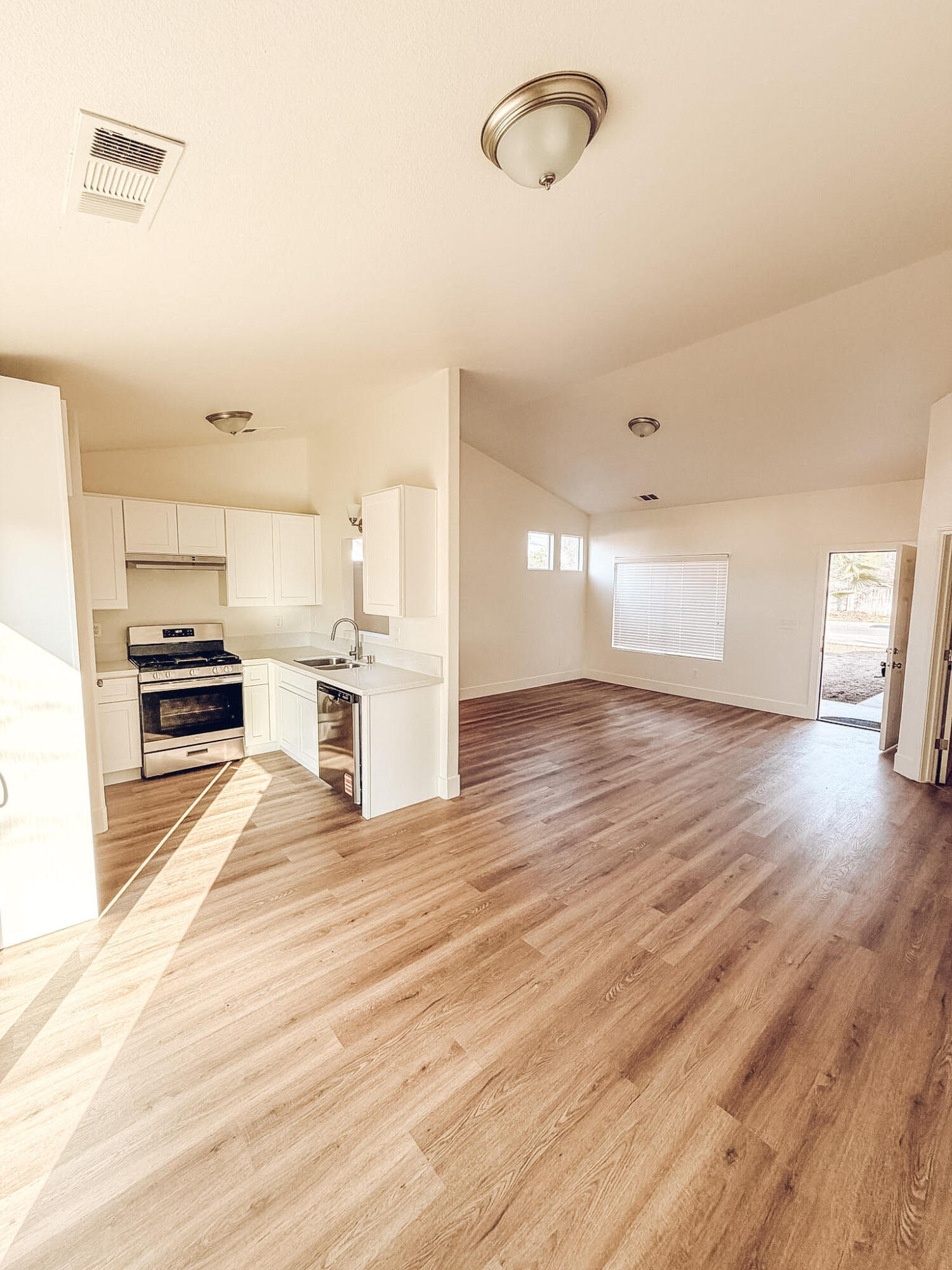 965 N Cottage St, Porterville, CA 93257