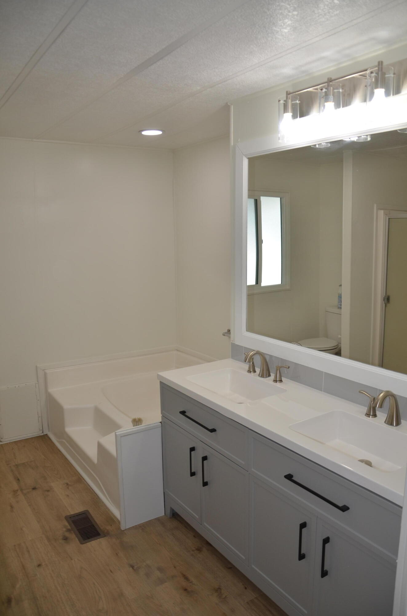 2400 W Midvalley Ave #S8, Visalia, CA 93277